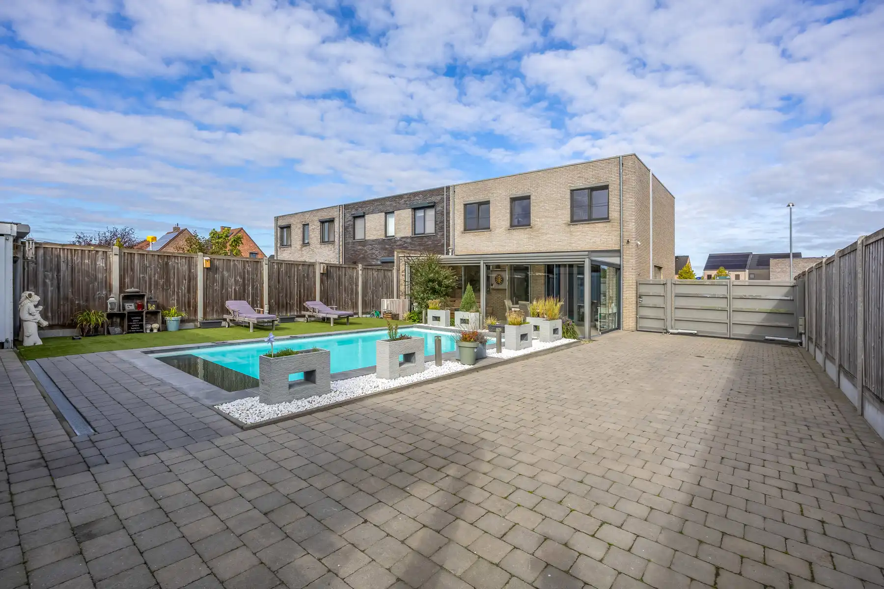 Centraal gelegen, energiezuinige gezinswoning met zwembad  foto 12