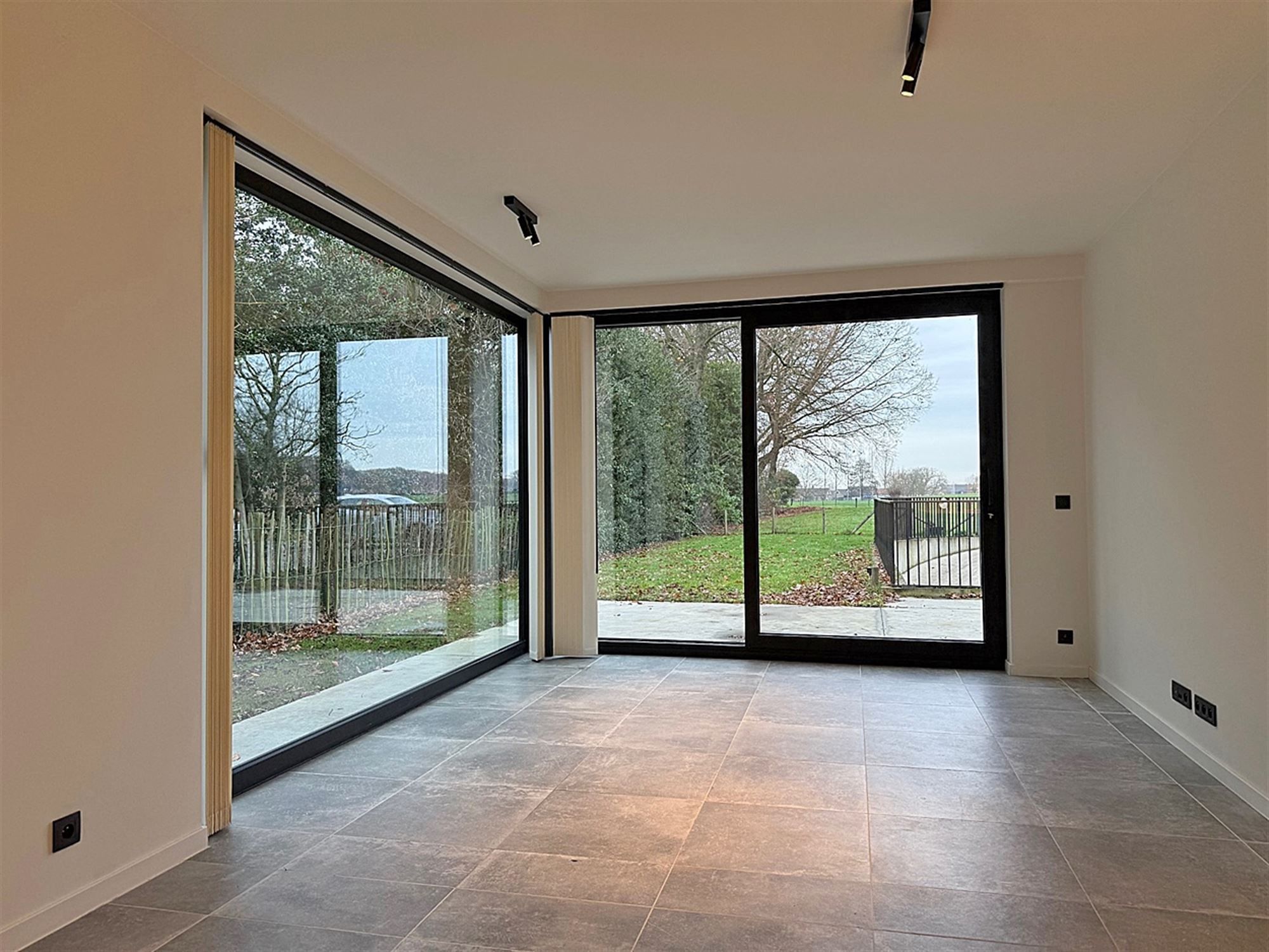 APPARTEMENT (gelijkvloers) met terras / tuin, 1 slaapkamer, ruime bergingen & autostaanplaats foto 10