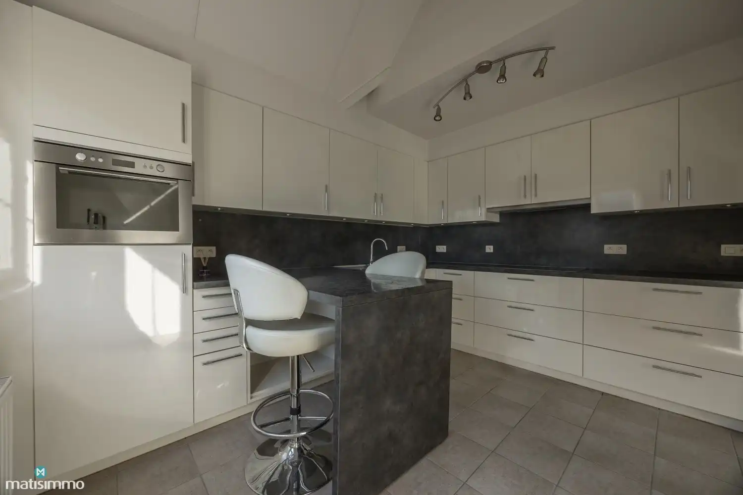 INSTAPKLAAR APPARTEMENT MET 2 SLAAPKAMERS, 3 BALKONS, ZOLDERBERGING (+ OPTIONEEL:  CREËREN VAN AUTOSTAANPLAATS) foto 8
