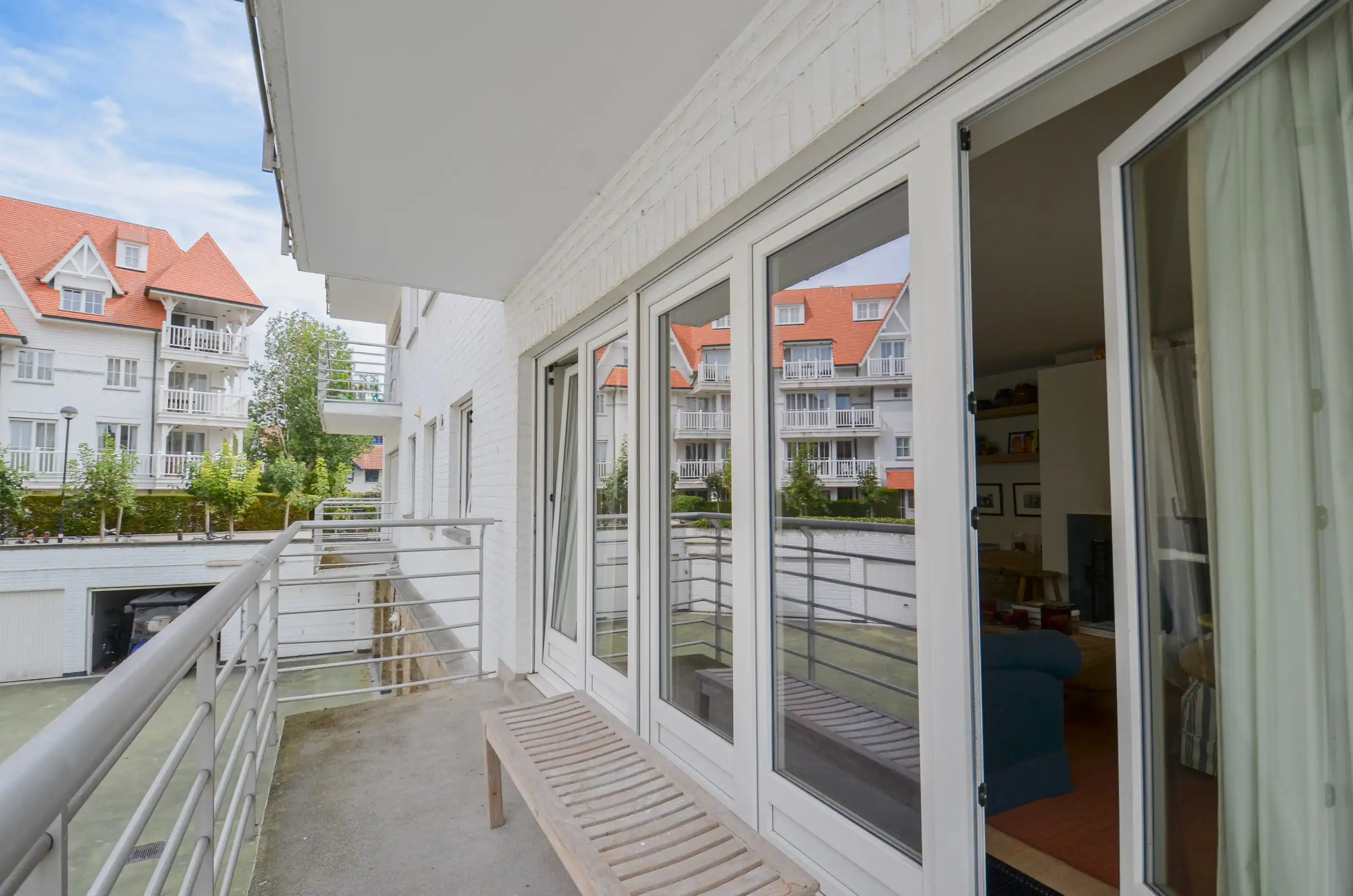 Stijlvol hoekappartement met tijdloze elegantie en een open zicht op de Kustlaan. foto 8