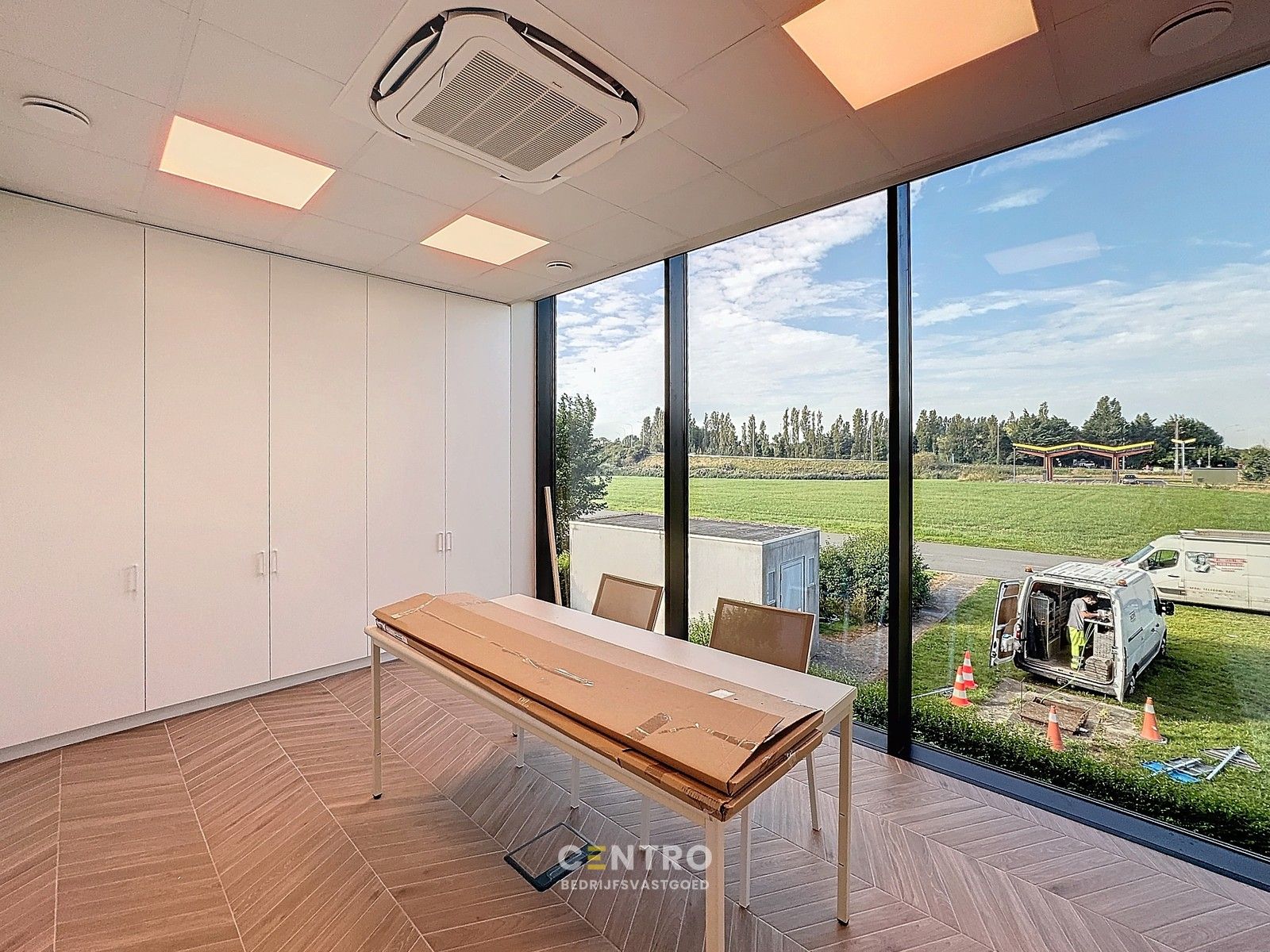 Splinternieuwe (° 2023) PLUG & PLAY kantoorruimte (20m²) met alle randaccommodatie te Oostende (naast de afrit "Zandvoorde". foto 4