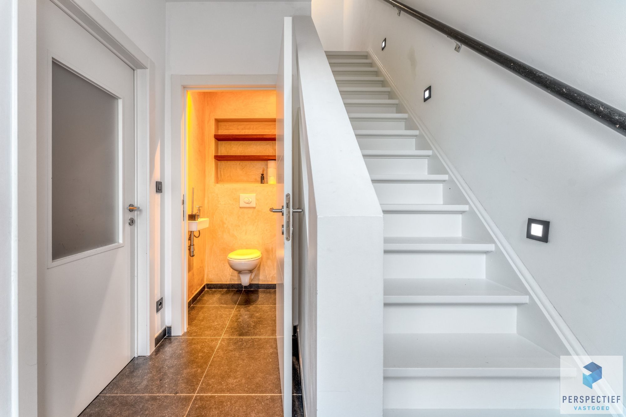 Ruime gerenoveerde woning met 4 slpk, grote tuin en garage foto 13