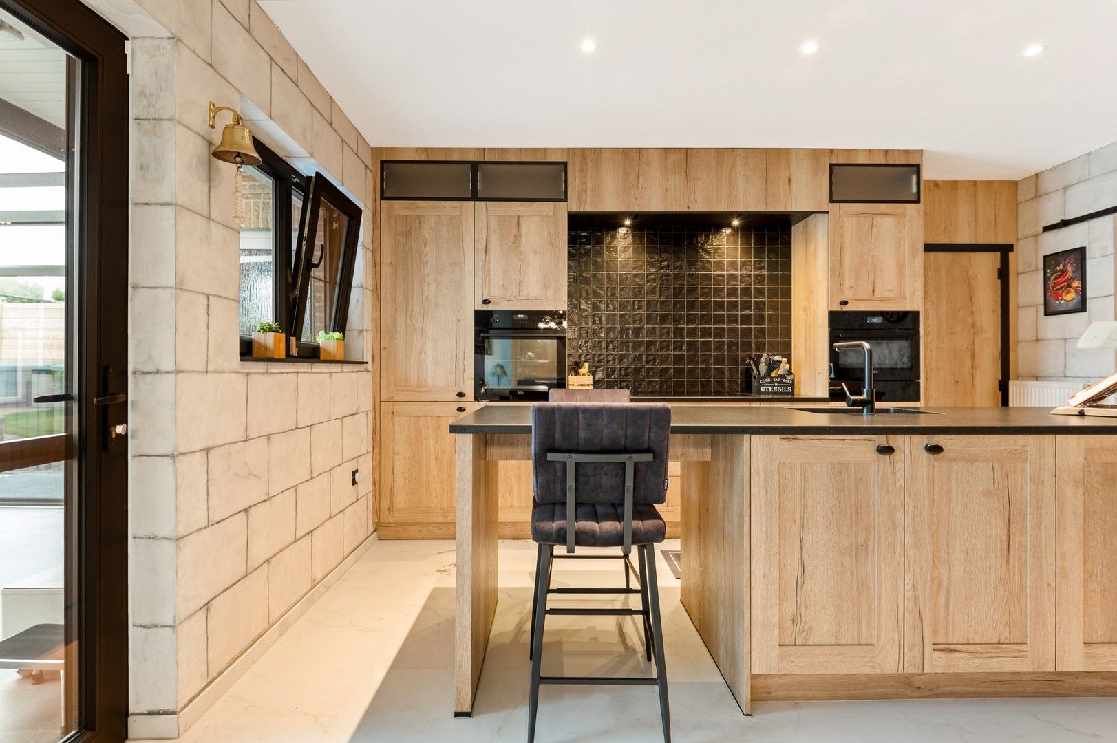 Knappe laagbouwwoning en groot bijgebouw met tuin en zwembad foto 2