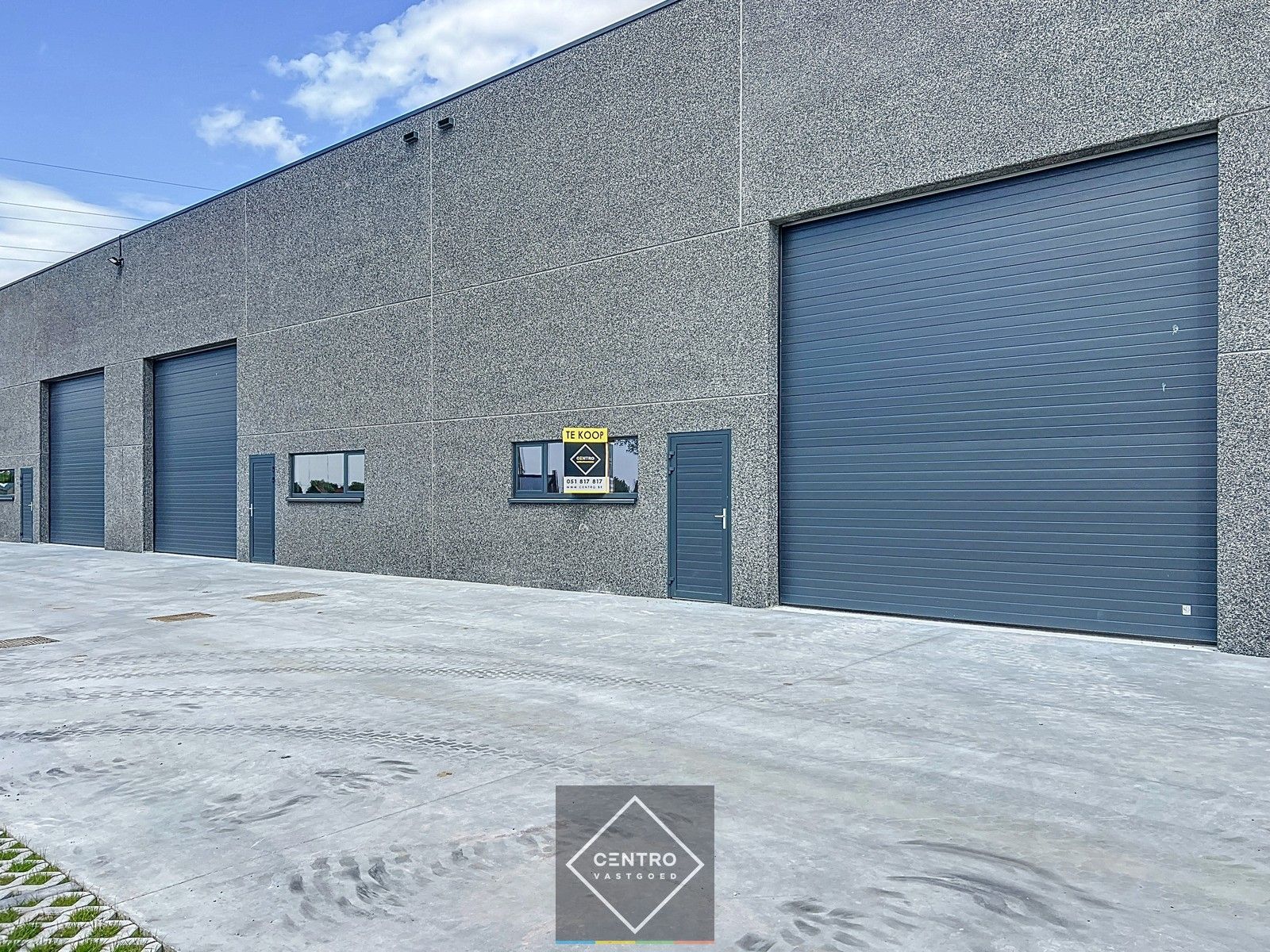 NB MAGAZIJN van 180m² (vrije hoogte 7m !) , voorzien van sectionaalpoort, deur, raam en 2 parkeerplaatsen te SLEIHAGE (Oostnieuwkerke). foto 4