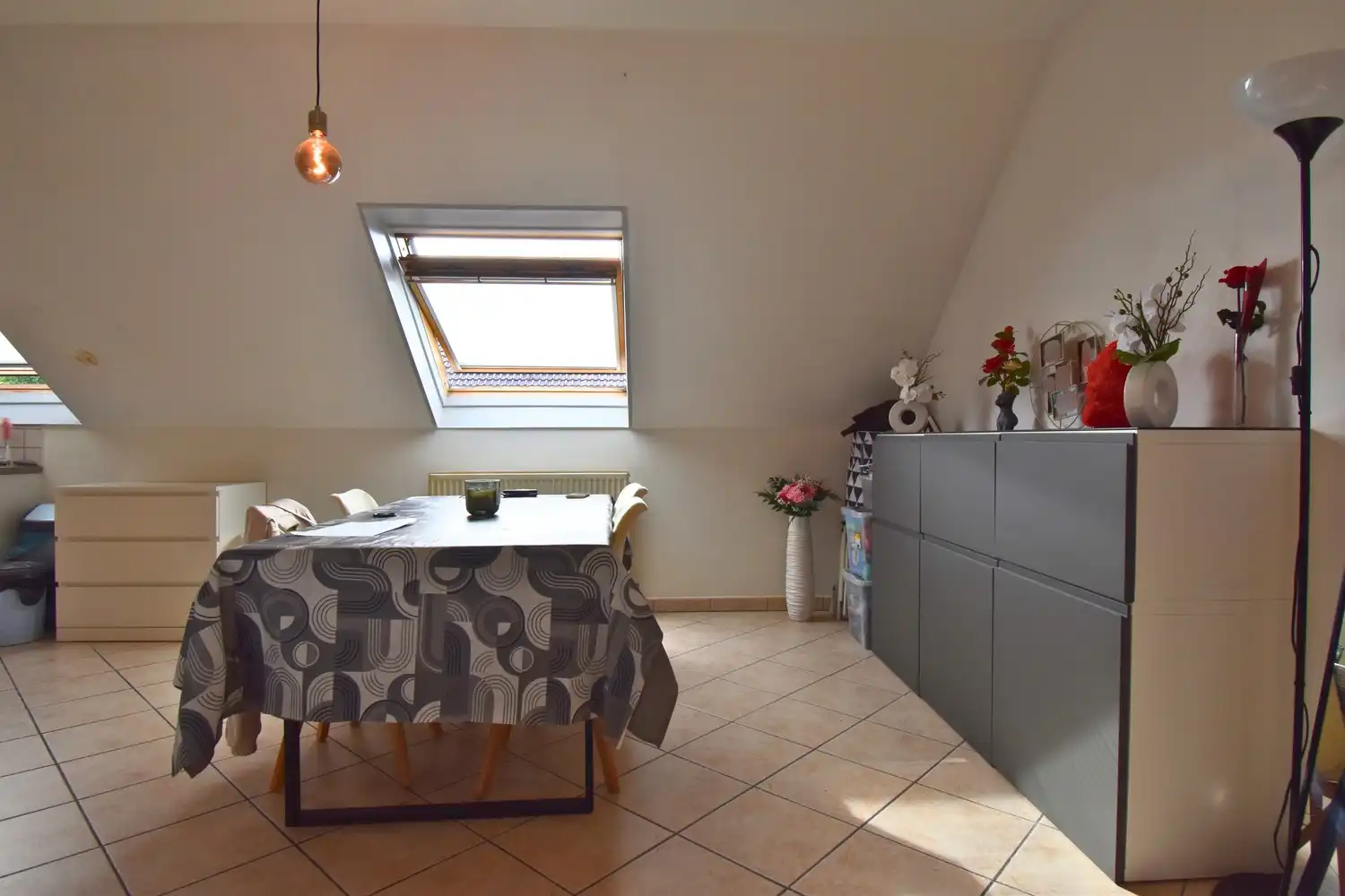 Lichtrijk éénslaapkamer appartement te huur foto 3