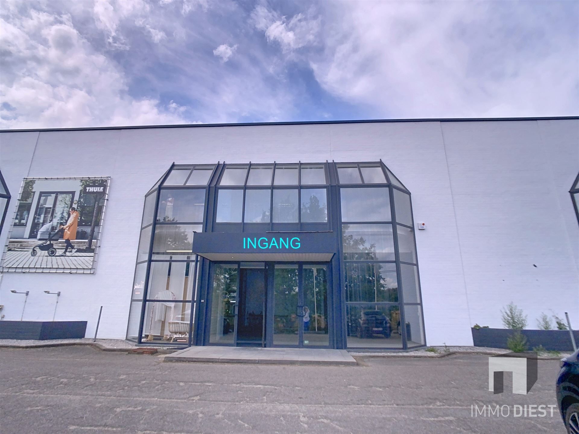 Handelspandvan 1633 m2 met ruime parking langs verbindingsweg foto {{pictureIndex}}