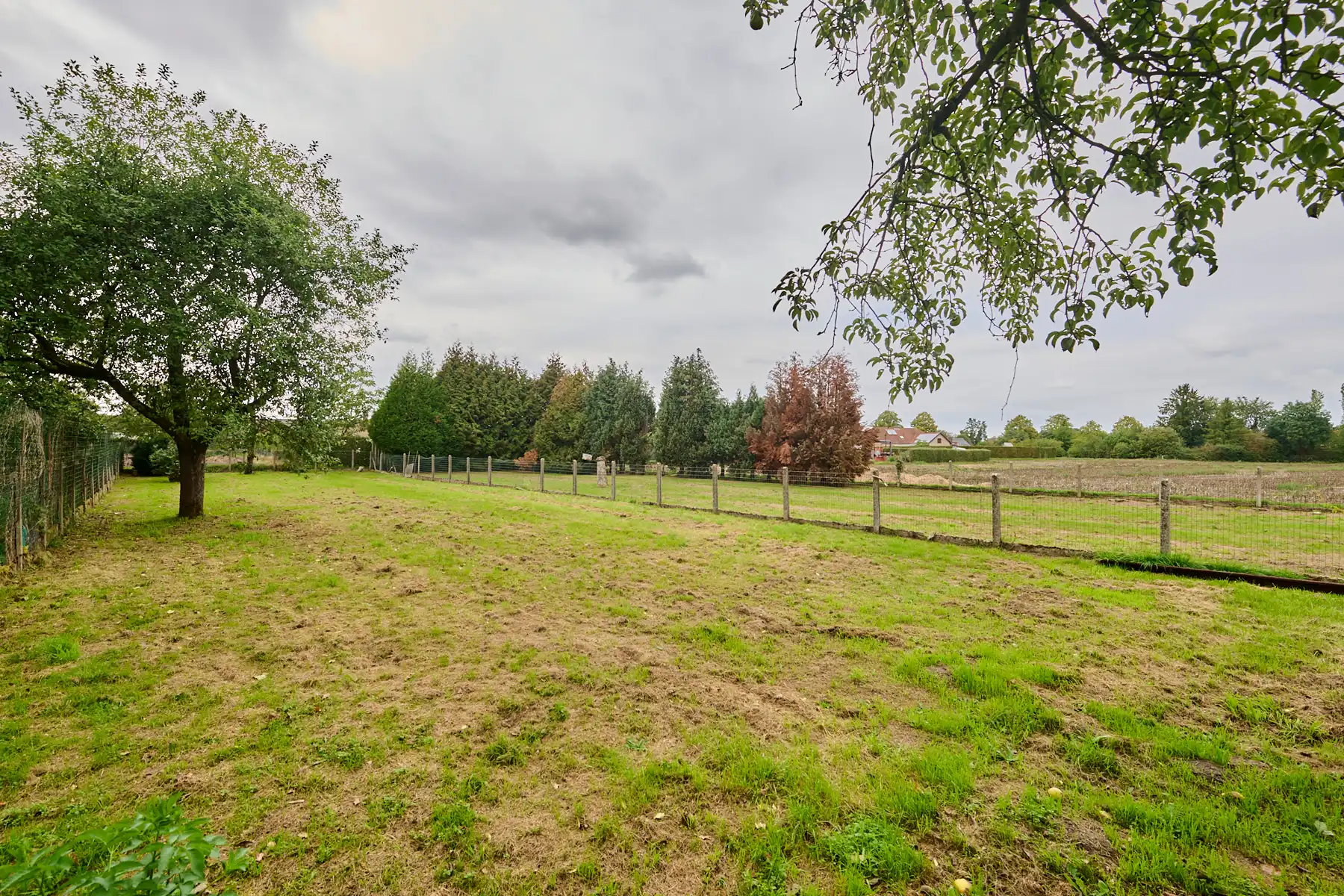 Woning met potentieel op een ruim perceel van 23a foto 3