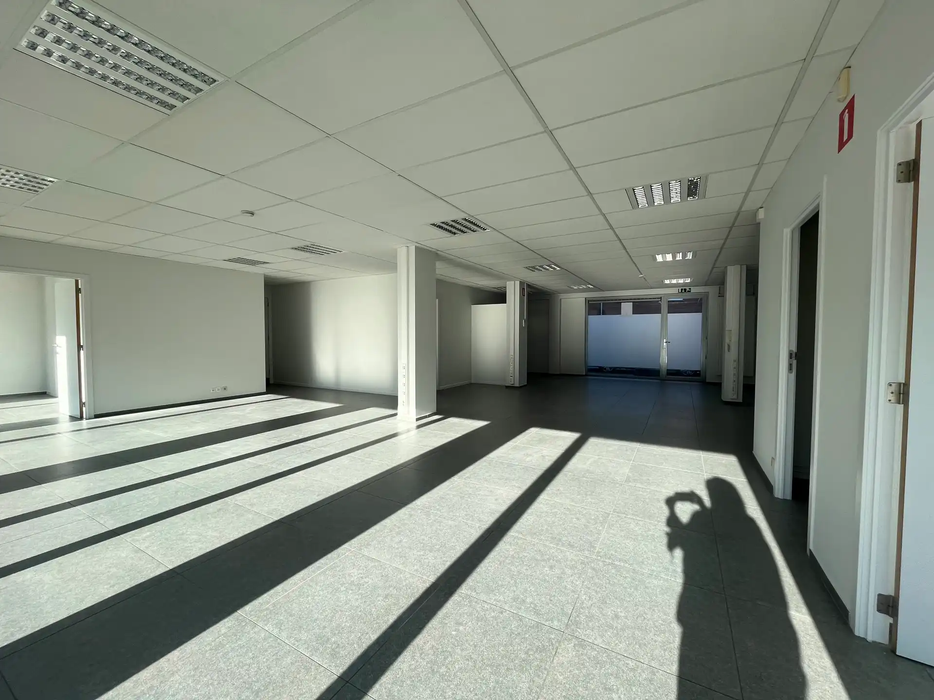 RUIME HANDELS/KANTOORRUIMTE TE HUUR IN TERNAT foto 8