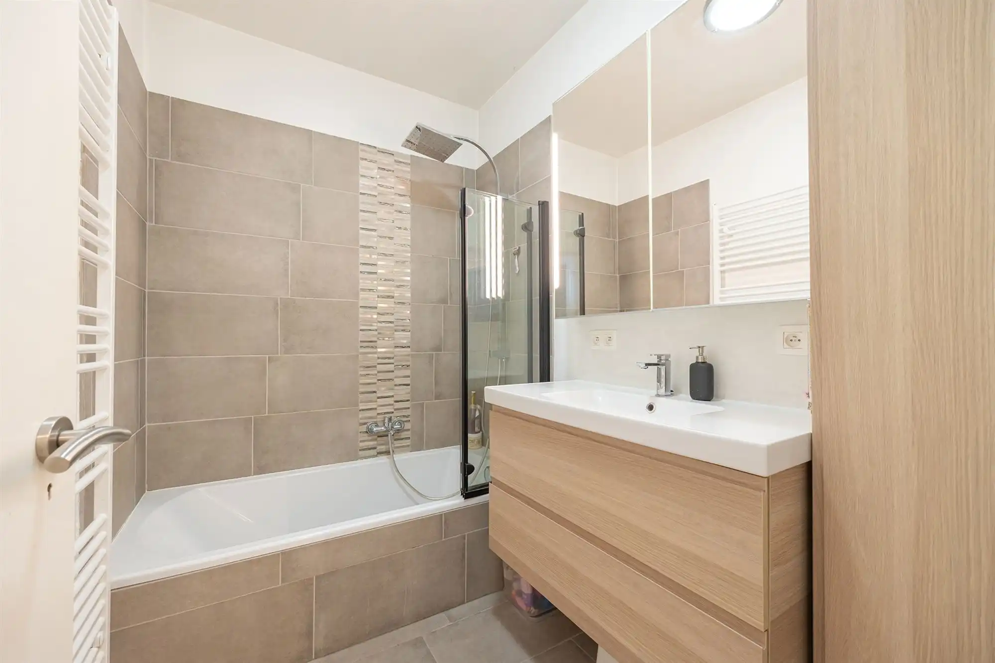 Instapklaar appartement in centrum Kruibeke foto 12
