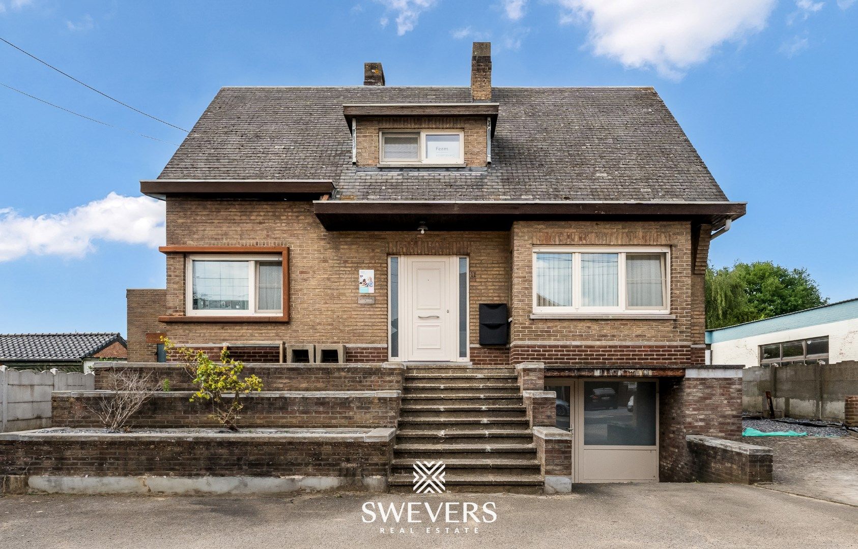 Unieke kans in Beverlo: ruime woning met loods, 5 slaapkamers en 2 badkamers foto {{pictureIndex}}