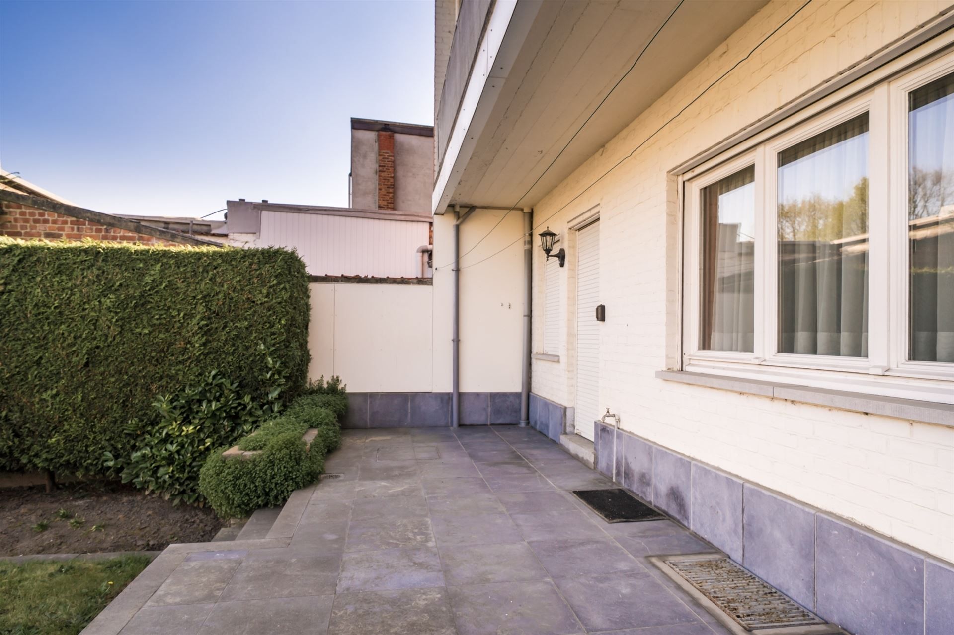 Gelijkvloers app met 2 slpk, terras en garage (€ 25.000) foto 14