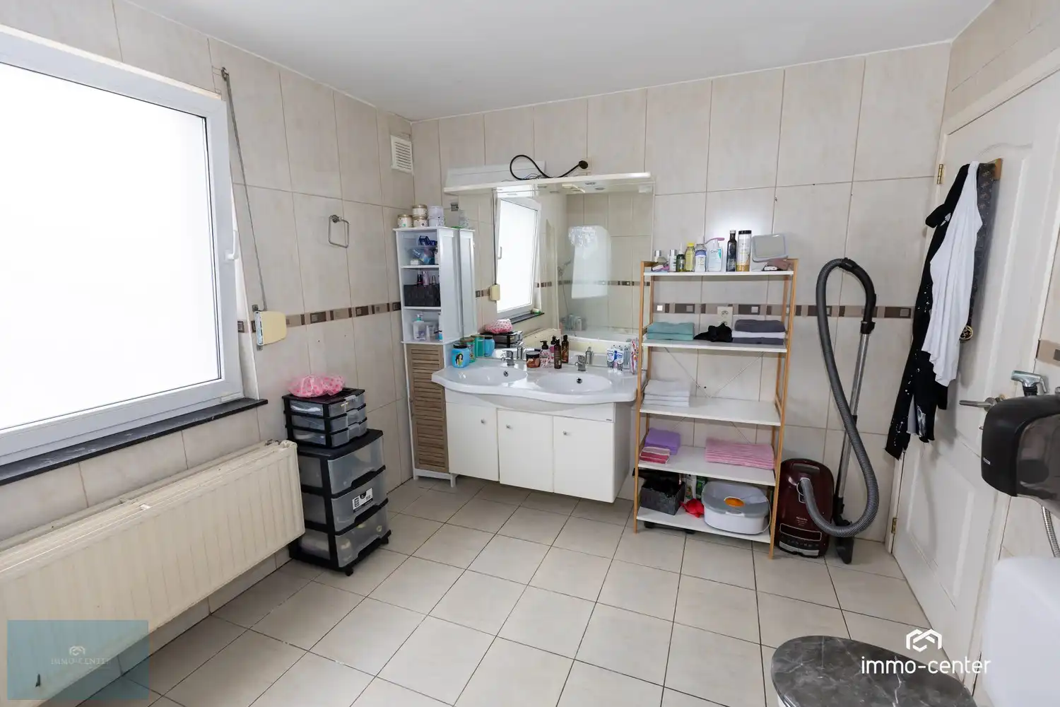 Ruime open bebouwing met westgerichte tuin in Genk foto 13