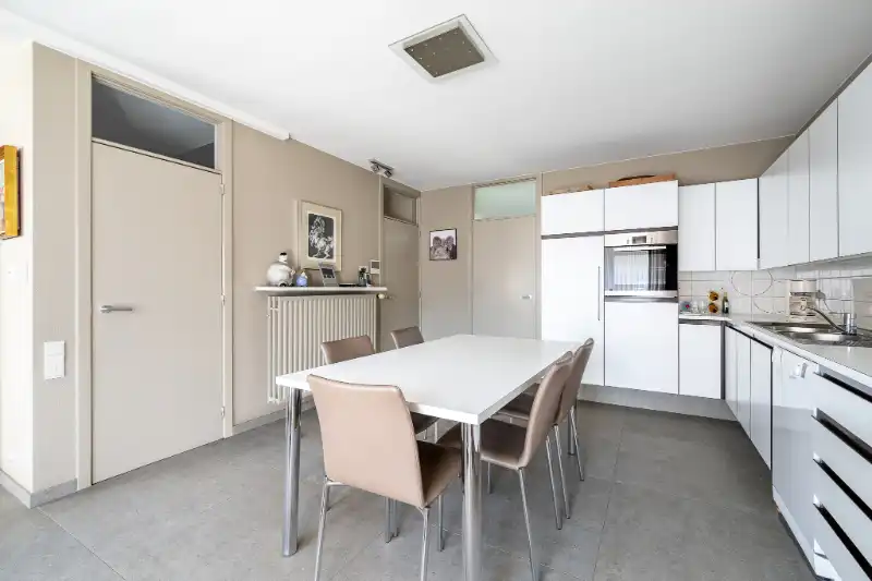 Unieke en ruime woning met geïntegreerd kantoor, 4 slpks en zuidgerichte tuin foto 10