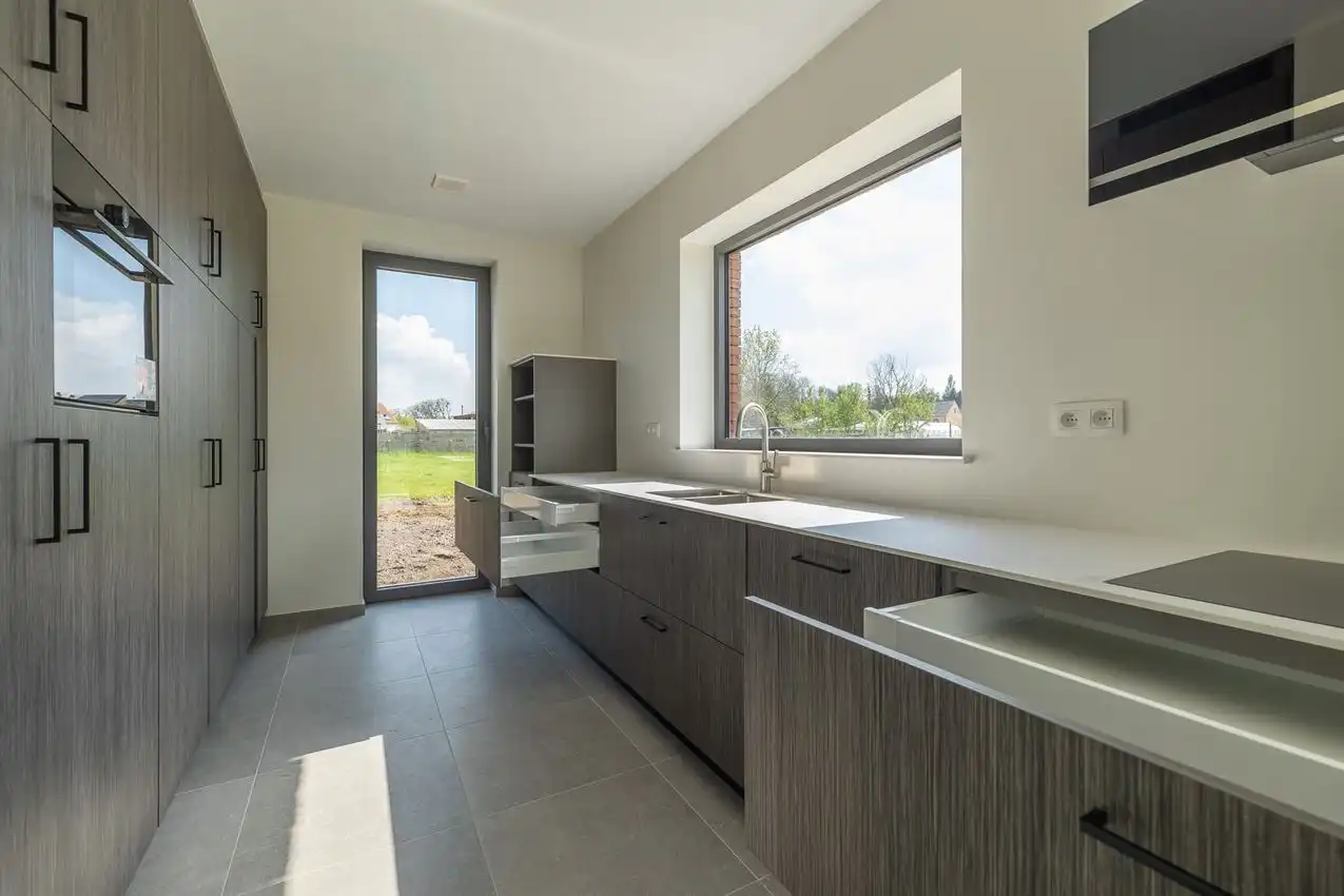 Nieuwbouwwoning, gunstig gelegen, 3 slpk, tuin, carport foto 44