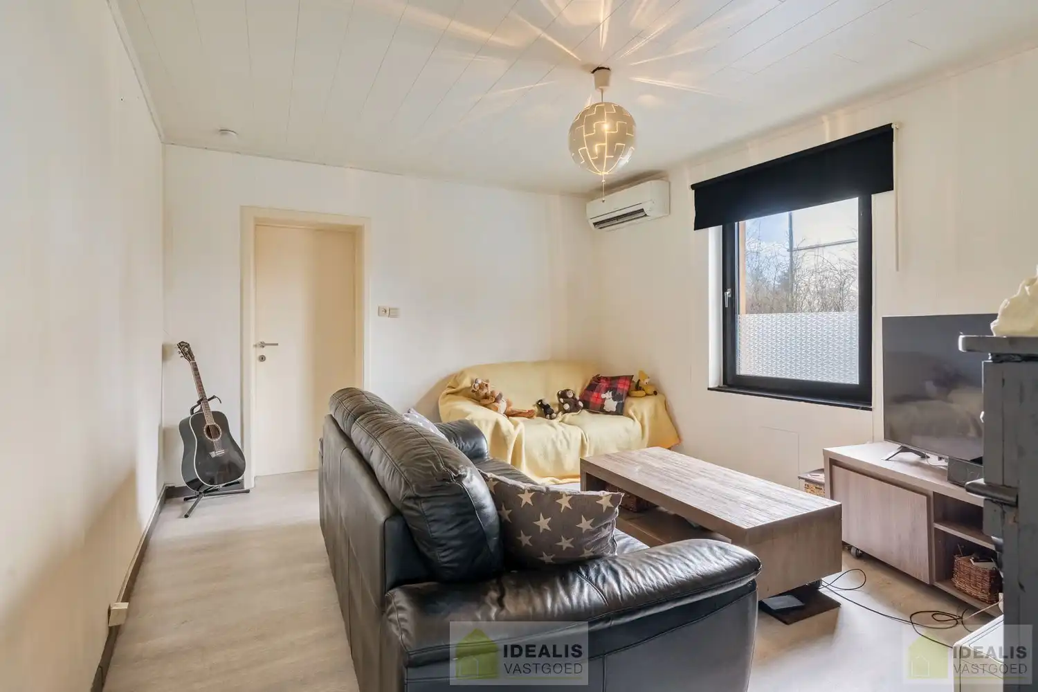 IDEALIS VASTGOED – CHARMANTE EENGEZINSWONING TE WIJCHMAAL, PEER! Deze woning omvat ca. 102m² bewoonbare oppervlakte op een perceel van 2a24ca met op het gelijkvloers inkomhal, bureau, woonkamer, keuken, toilet en berging. Op de verdieping 2 slaapkamers, dressing (mogelijkheid tot 3de slaapkamer in dressing) en badkamer. Uiterst geschikt voor kandidaten op zoek naar een betaalbare woning. foto 5