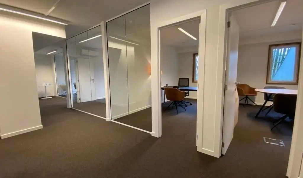 Instapklaar kantoor met terras te huur aan afrit E40 in Sint-Denijs-Westrem  foto 6