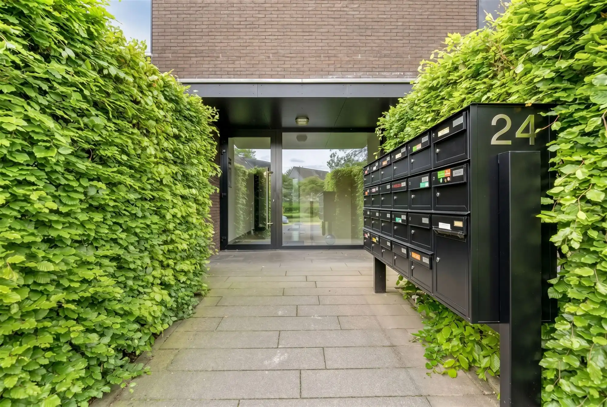 Hoogwaardig afgewerkt gelijkvloers appartement met terras foto 4
