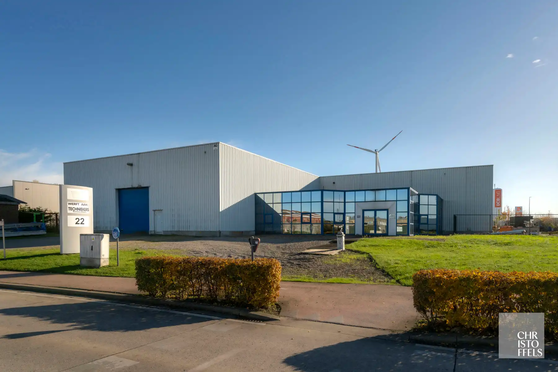 Functioneel bedrijfsgebouw op 4.445m² met magazijn/werkplaats (1.231 m²) en kantoorruimtes (197 m²) nabij de E314 foto 2