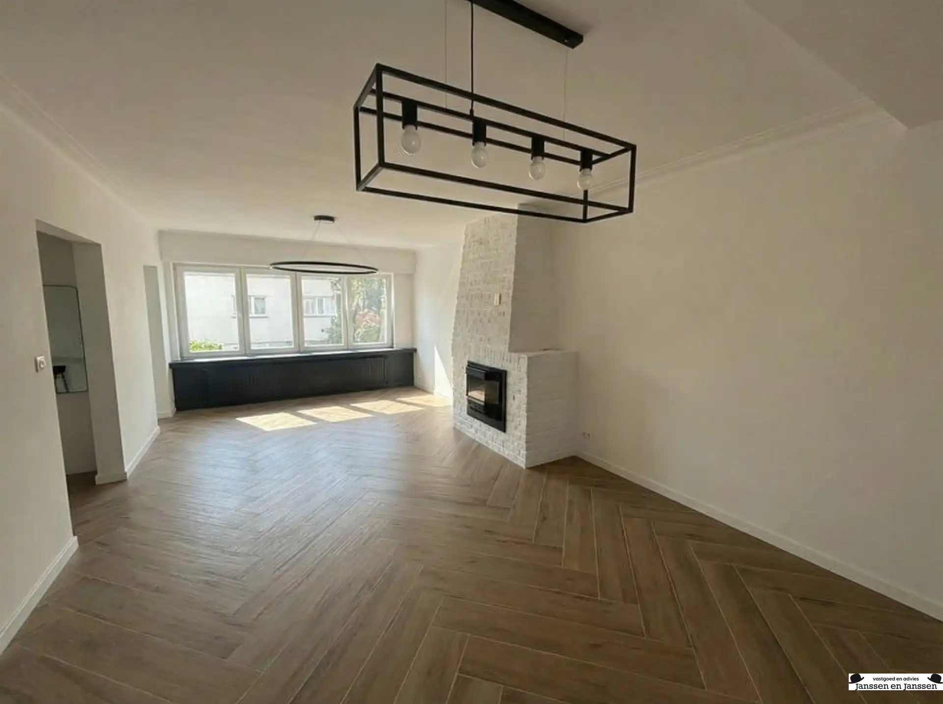 Centraal gelegen woning nabij het centrum van Brasschaat. foto 3