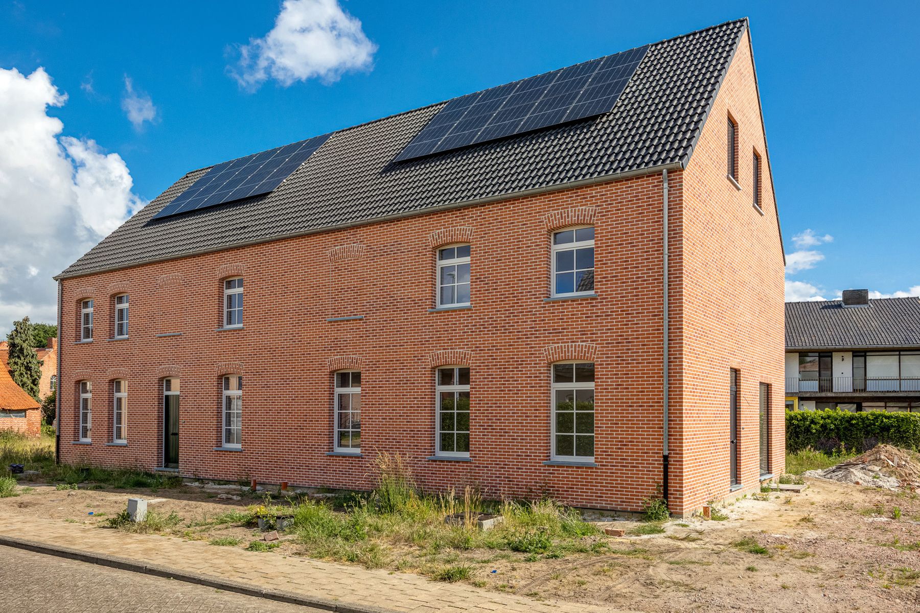 Ruime gezinswoning (ca 245 m²) met 3 slaapkamers op perceel van ca. 330 m². foto {{pictureIndex}}