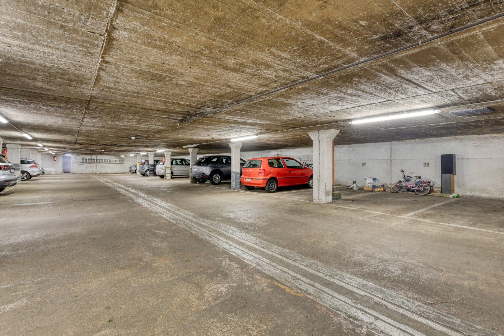 Riant 2-slp appartement met kelder en autostnplts foto 15