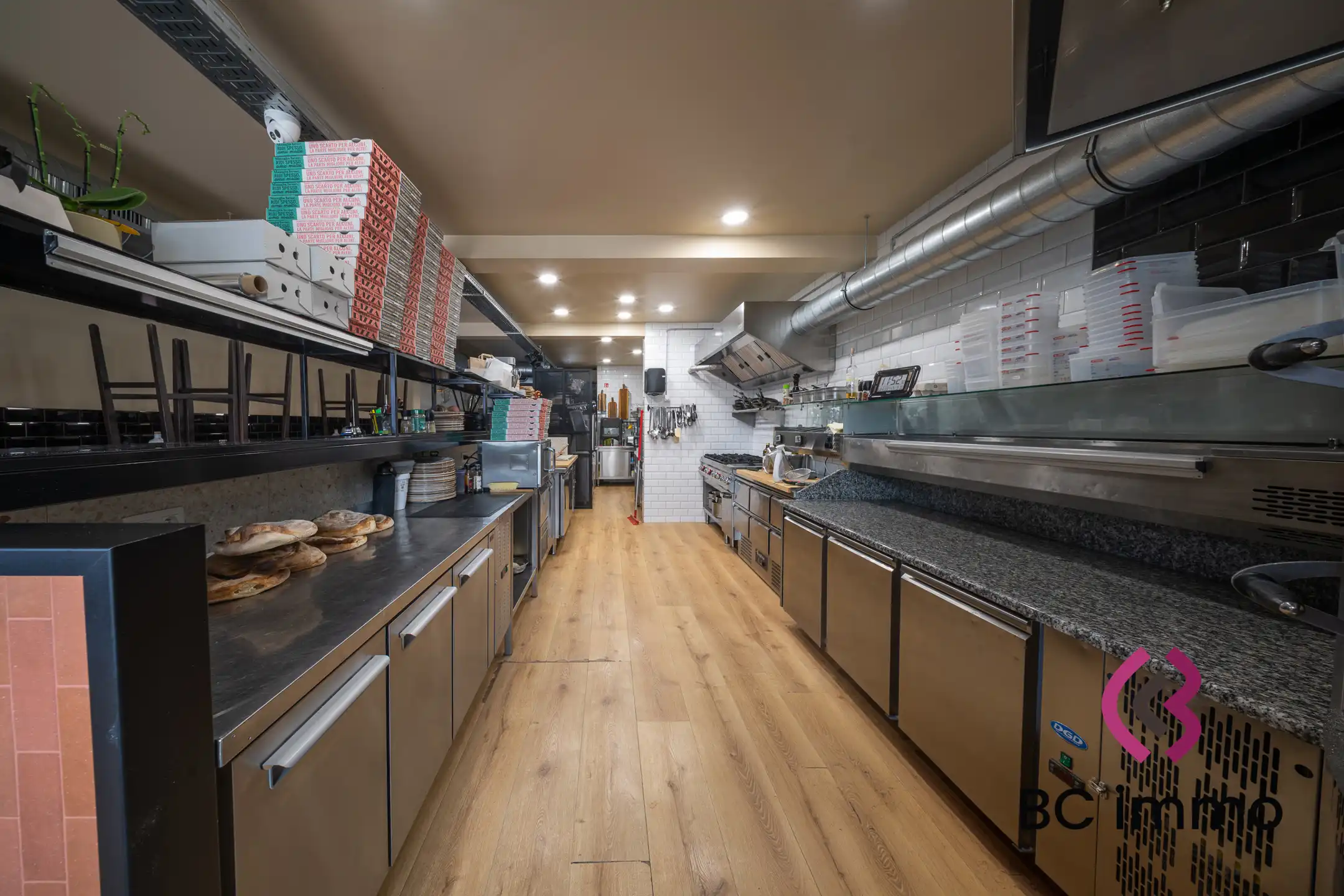 Verhuurde horecazaak met professionele keuken, tuin en ruime bijbouw te koop in Genk foto 2