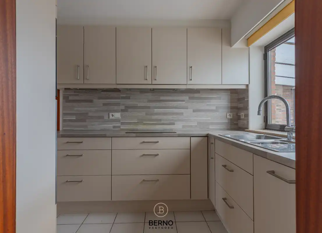 Building met praktijkruimte en 2 appartementen op commerciële locatie foto 9