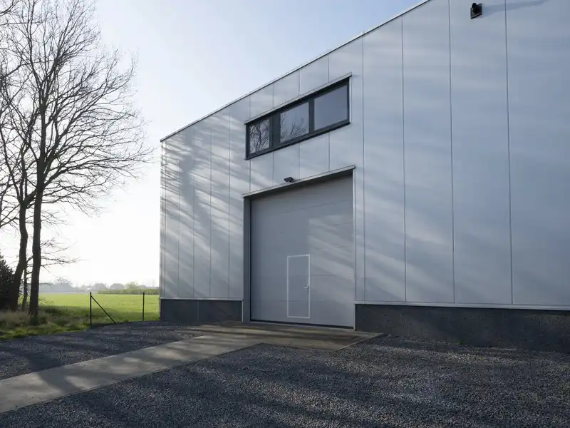 Modern magazijn / showroom met mezzanine en parking foto {{pictureIndex}}