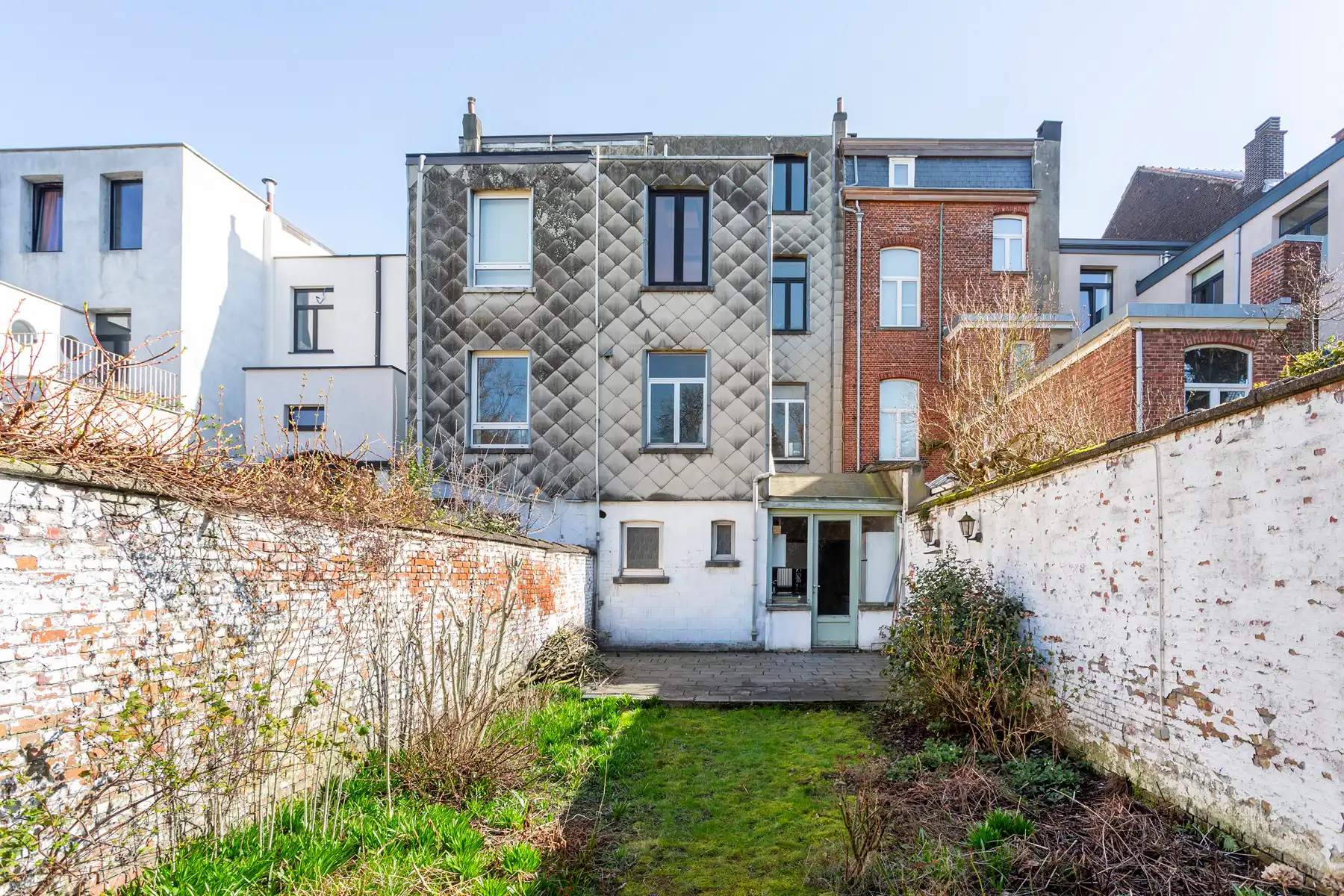 Te renoveren herenwoning met ruime tuin in Zurenborg foto 7