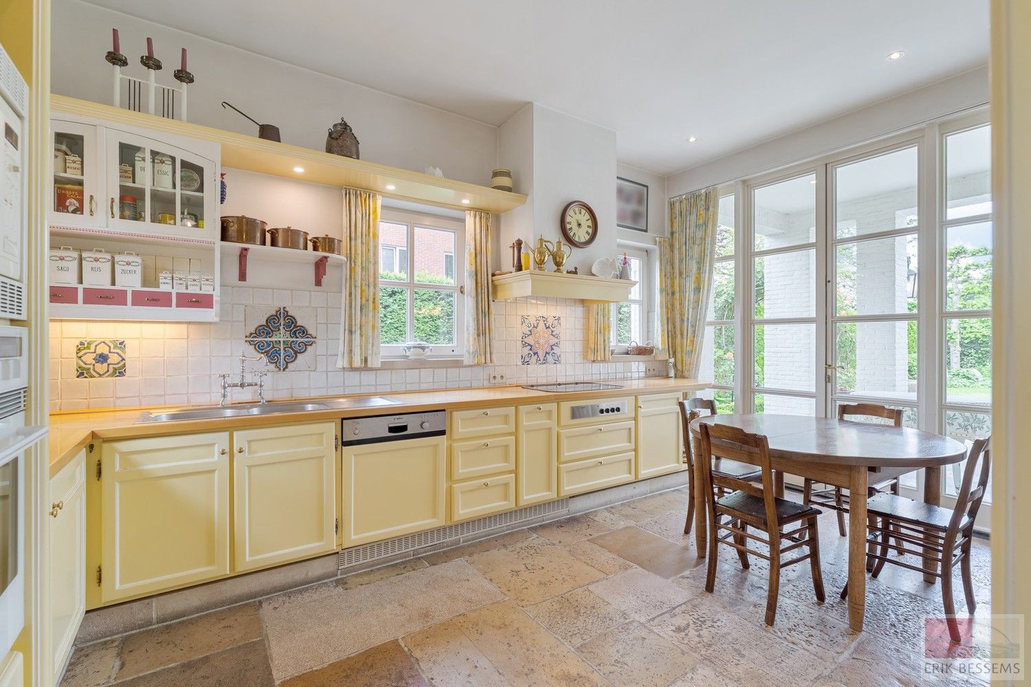 Prachtige vrijstaande villa met Franse allure, gelegen op een royaal perceel van 1.211 m², biedt een riante woonoppervlakte van 309 m² foto 12