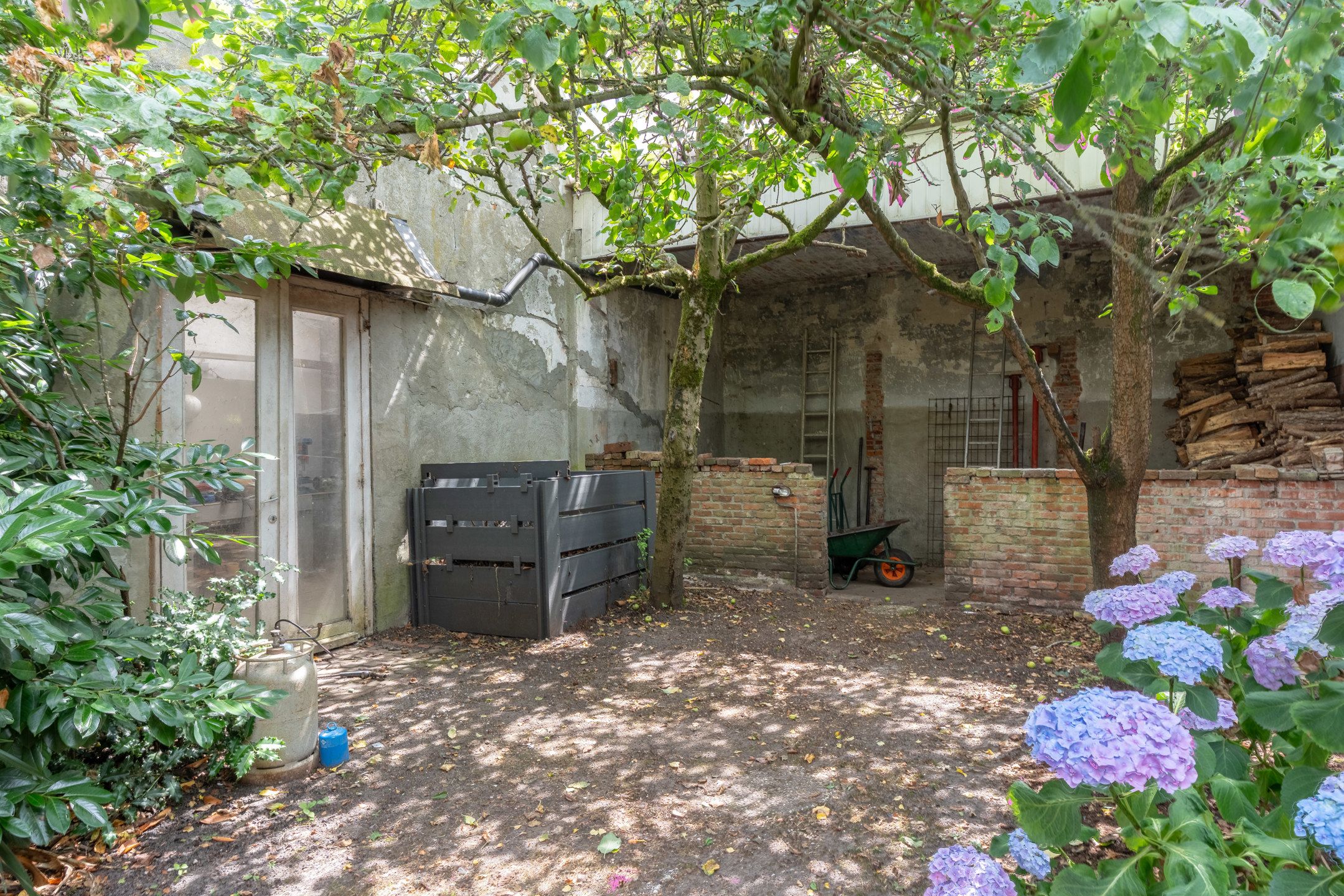Te renoveren woning met toffe tuin en garage in het centrum foto 40
