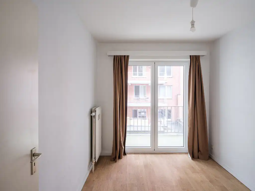 Regio Gent Zuid - Lichtrijk, op te frissen drieslaapkamer-appartement gelegen in een zijstraat van de muinkkaai met zicht op het water. foto 12
