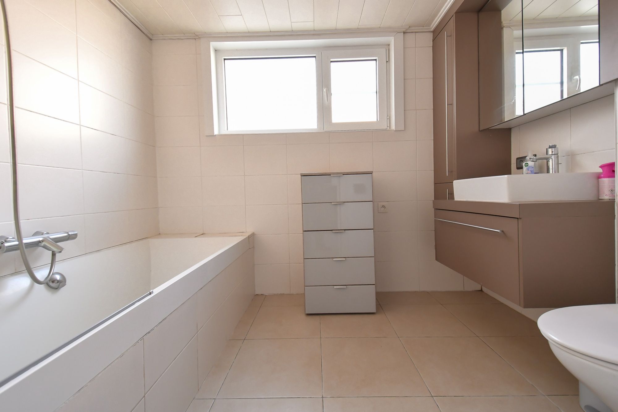 Ruim polyvalent handelspand met 4 slpk,  WINKELRUIMTE,  WONING en PARKING vooraan. foto 14