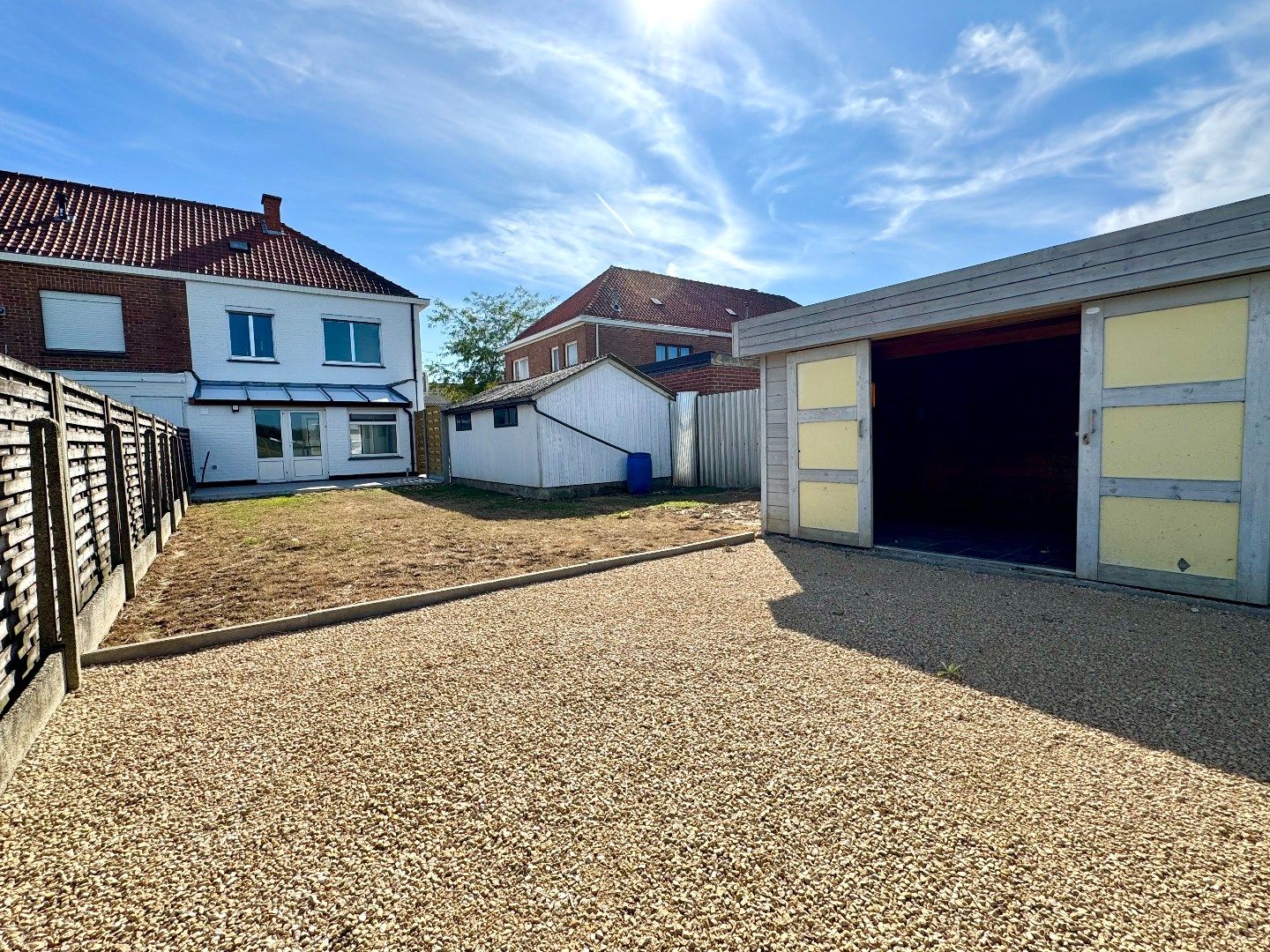 GERENOVEERDE WONING MET 3 SLPKS, TUIN EN GARAGE foto 2