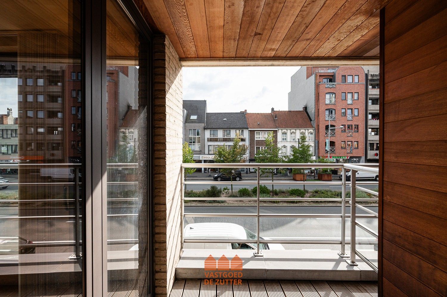 Lichtrijk appartement met twee terrassen en ondergrondse staanplaats te Eeklo foto 3