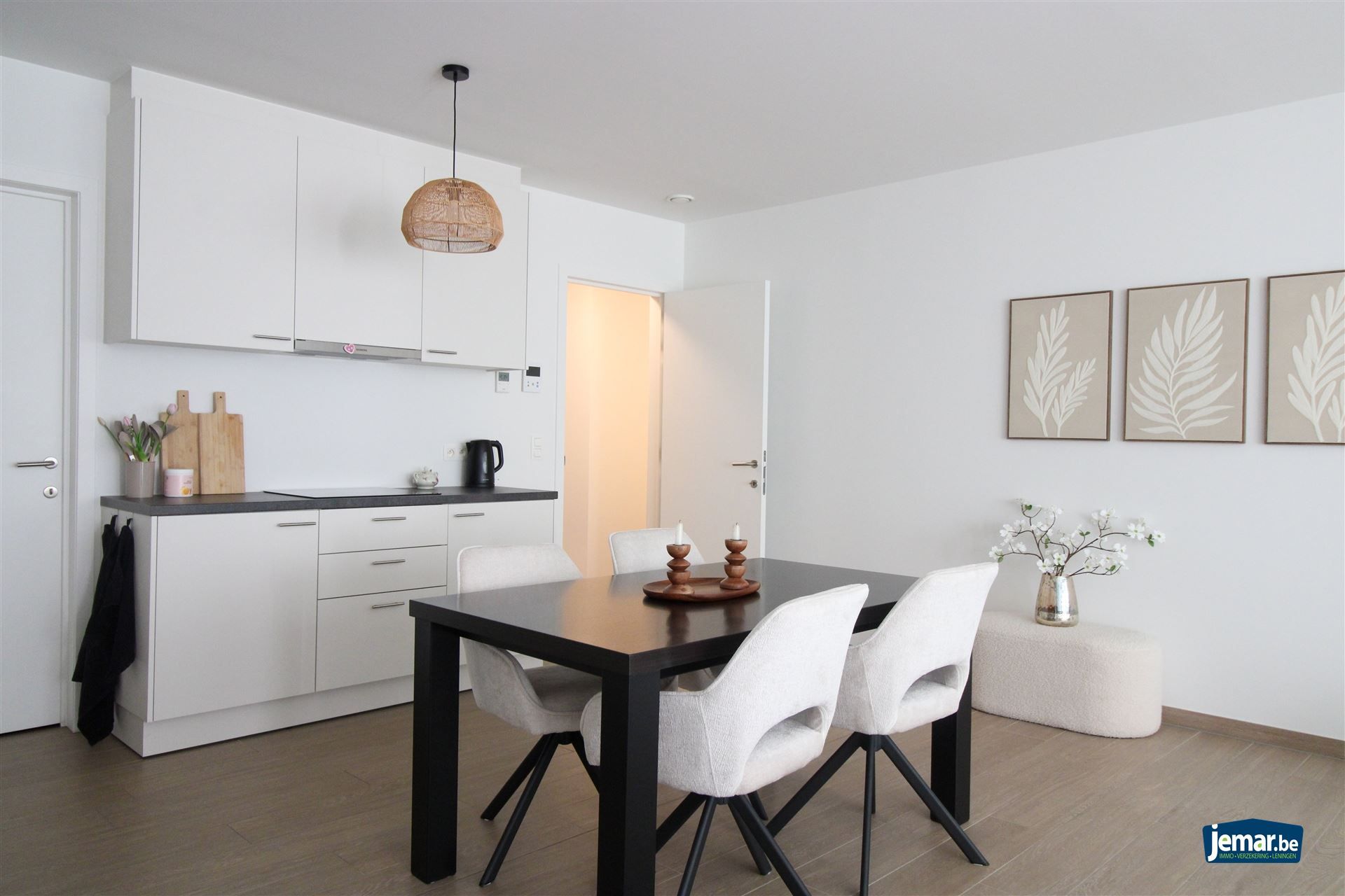 Instapklaar, gelijkvloers en energiezuinig appartement met terras en autostaanplaats in Opgrimbie! foto 5