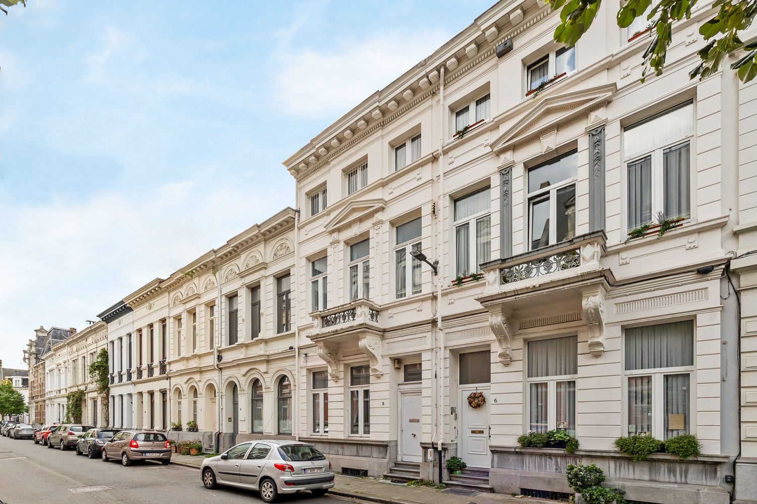 Hoofdfoto van de publicatie: Majestueuze en te renoveren herenwoning  (240m² bewoonbaar) met uitzonderlijke tuin op topligging te Zurenborg