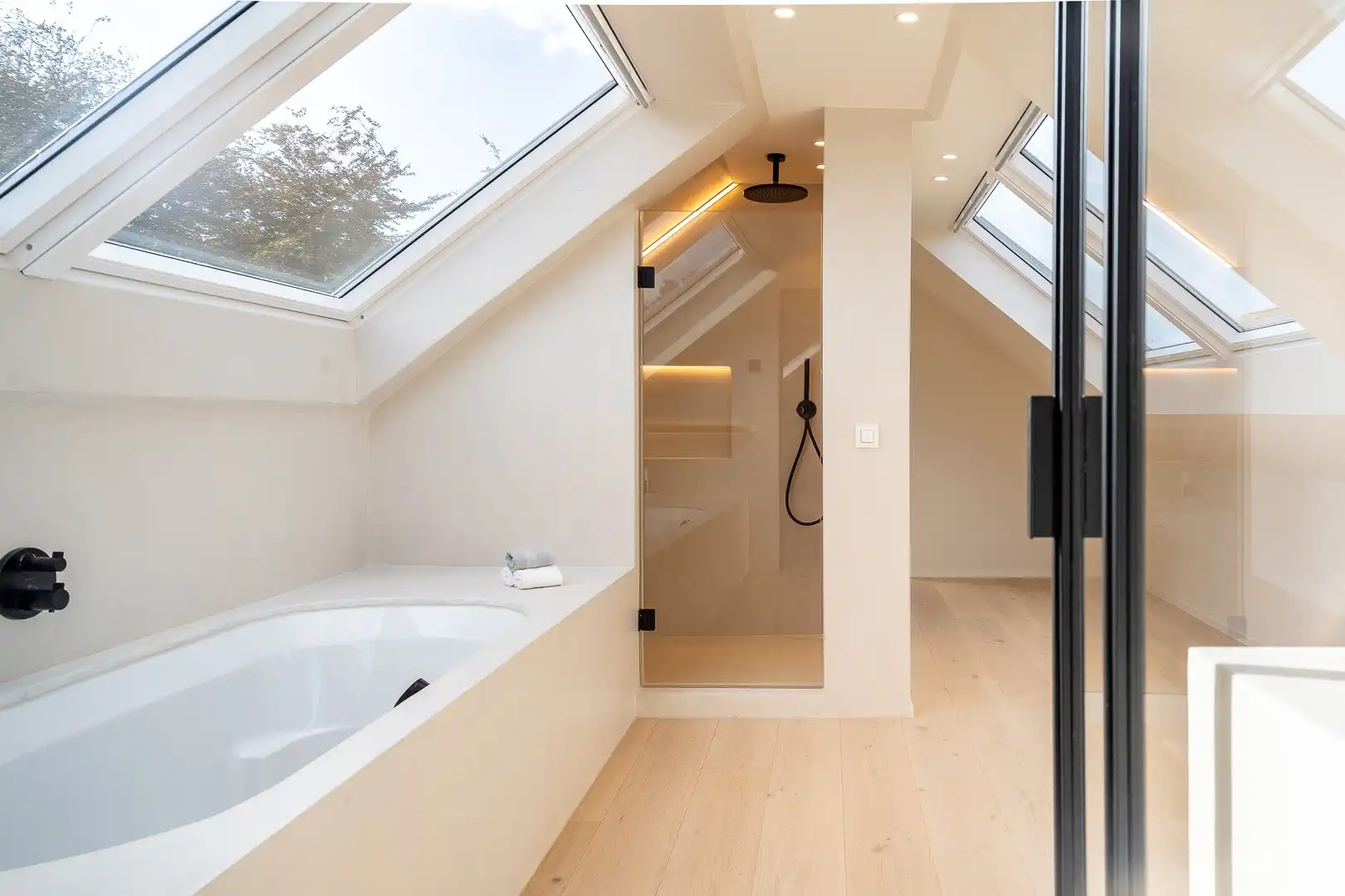 Prachtige alleenstaande villa met 5 slaapkamers gelegen in een rustige residentiële omgeving. foto 28