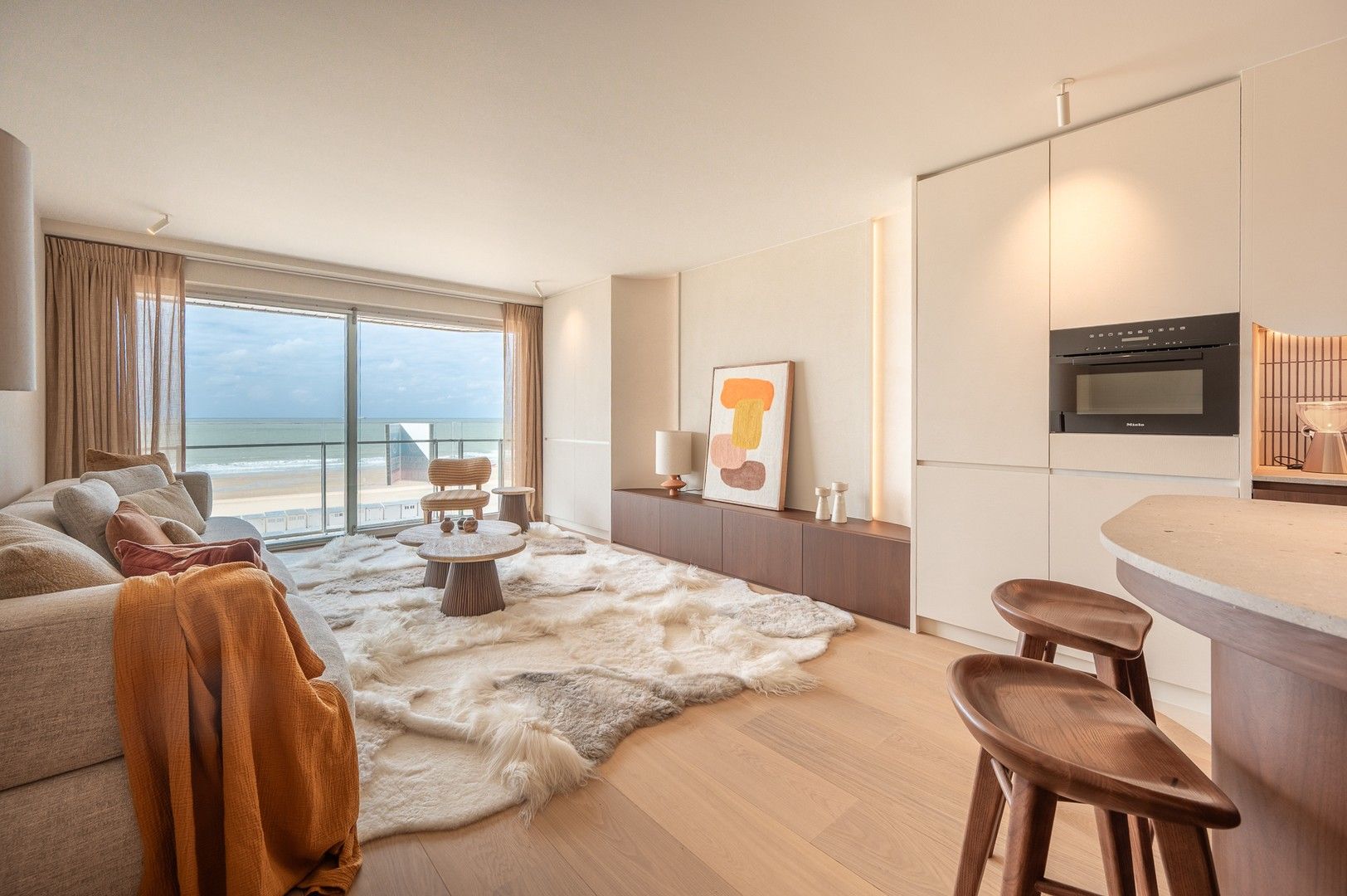 Fantastisch appartement met adembenemend zeezicht ideaal gelegen op de zeedijk in het Zoute. foto {{pictureIndex}}