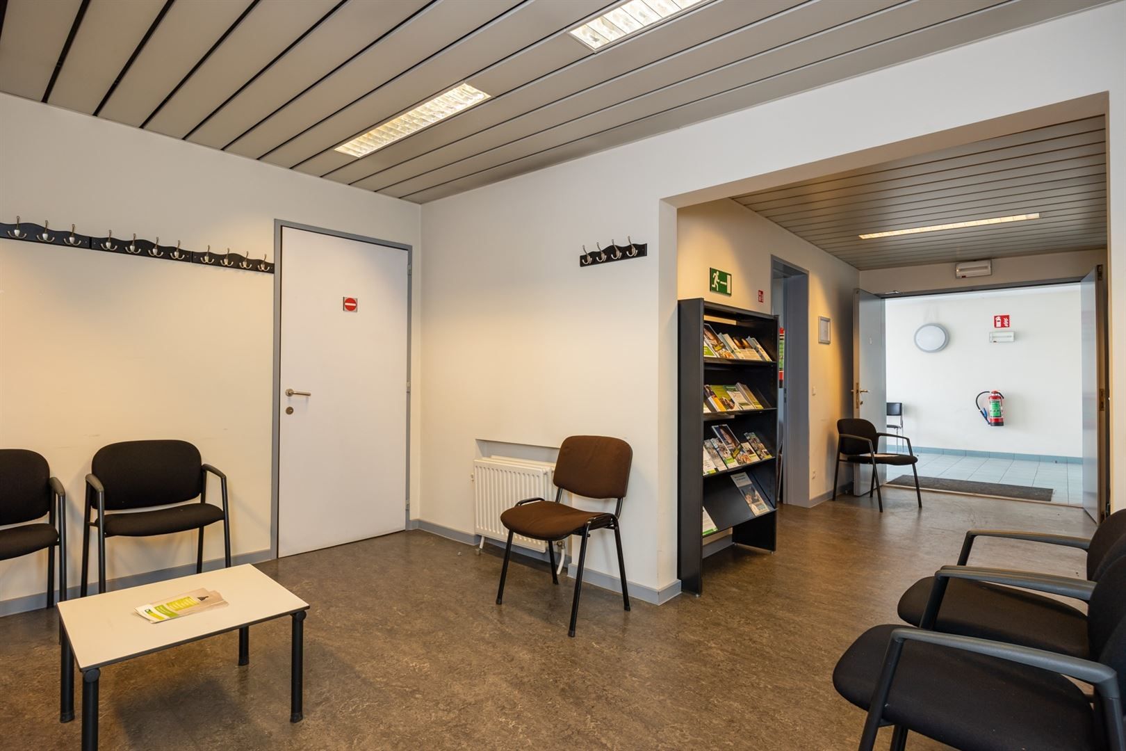 Groot kantoorgebouw op een ideale locatie! foto 17