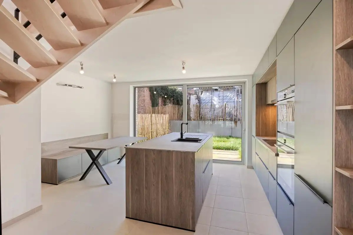 Instapklare woning met zeer goede afwerking, 3 slaapkamers, 3 badkamers, tuin, terras en autostaanplaats in het centrum van Tienen – EPC 27 kWh/m² - bewoonbare  foto 12