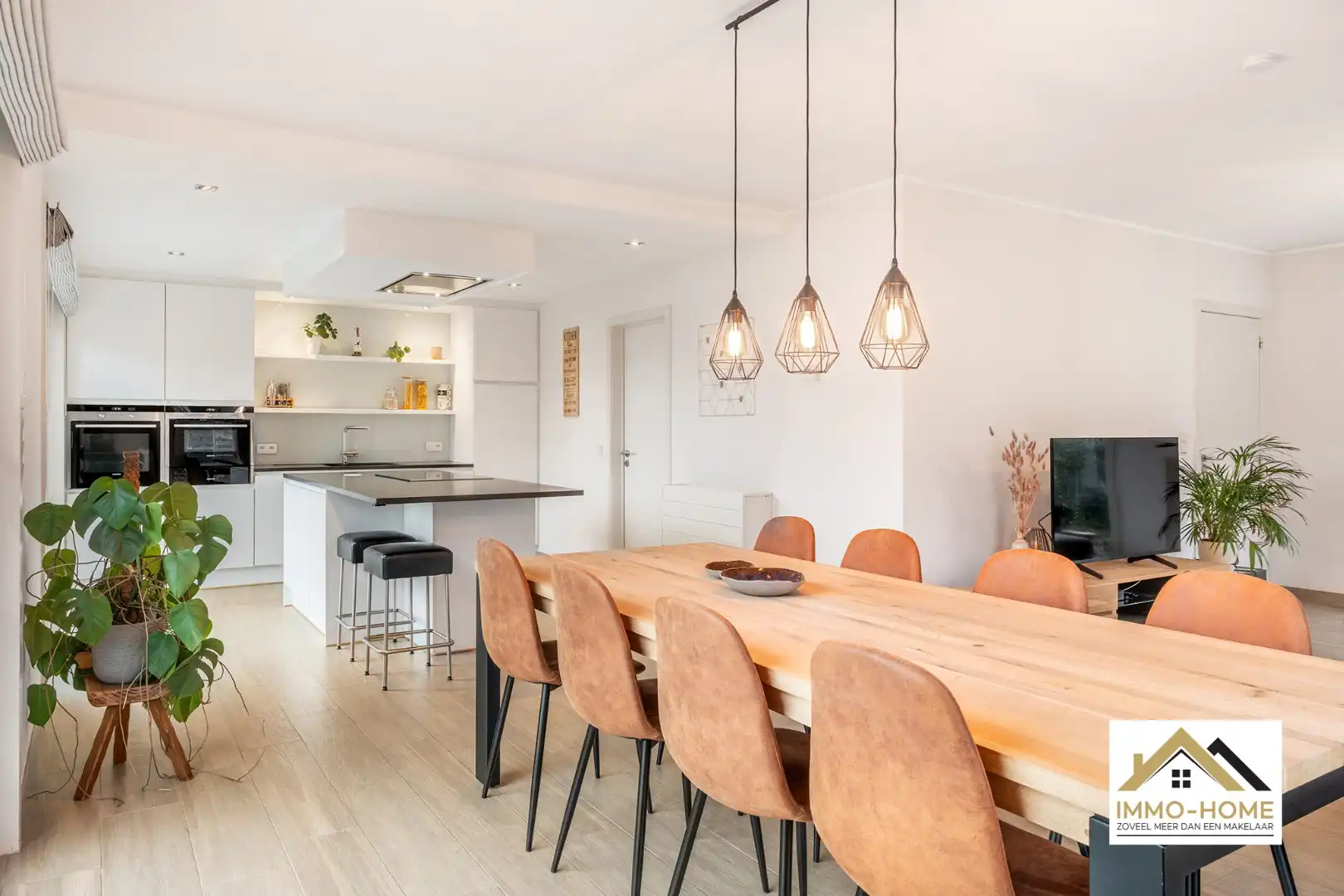 Prachtige HOB met zonnepanelen in een doodlopende straat! foto {{pictureIndex}}