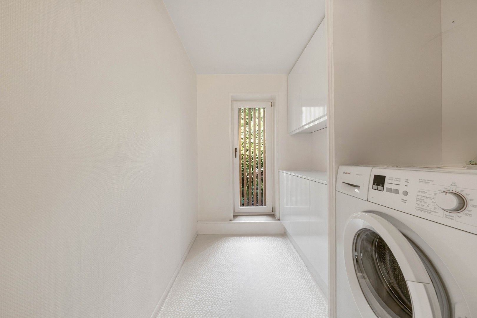 Instapklare bungalowvilla met zwembad en tijdloze architectuur. foto 19