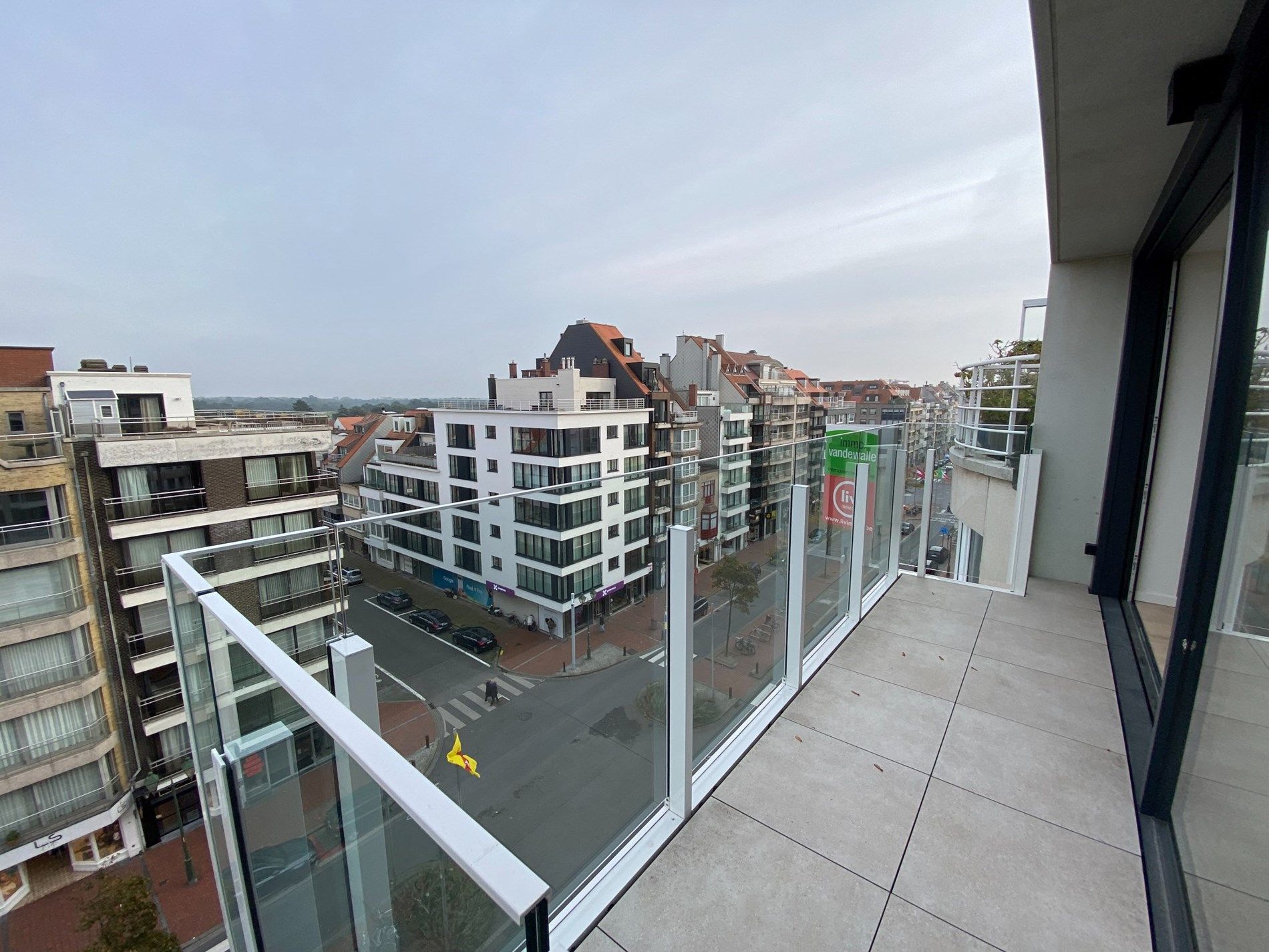 ONGEMEUBELD - Nieuwbouw appartement met 2 slaapkamers gelegen op de Lippenslaan te Knokke met een OPEN ZICHT over de GOLF!  foto 6