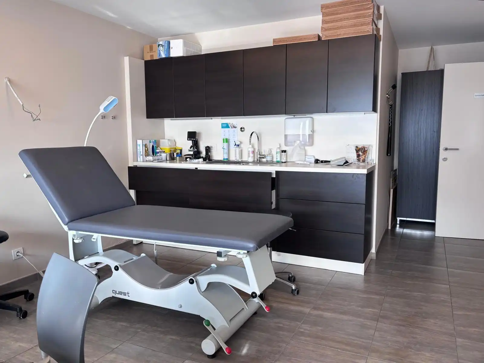 Instapklaar praktijk-/kantoorpand in het centrum van Tielt. foto 12