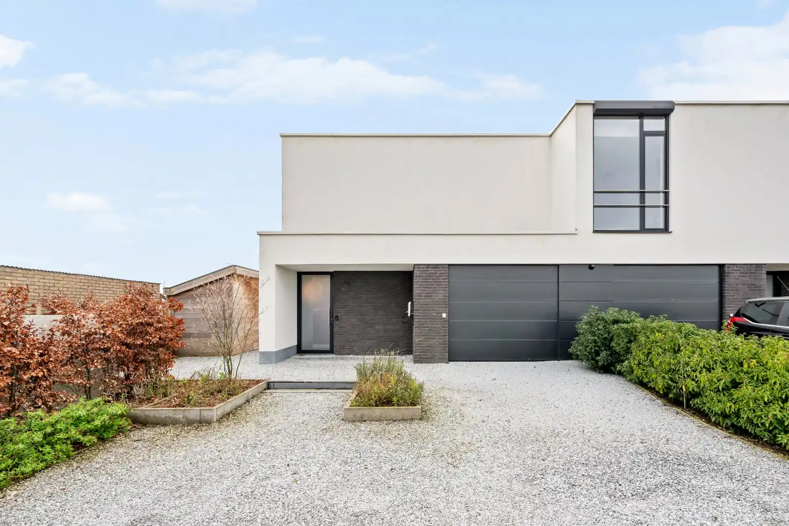 Recente en energiezuinige woning met 3 slaapkamers, ruime garage en tuin. foto {{pictureIndex}}