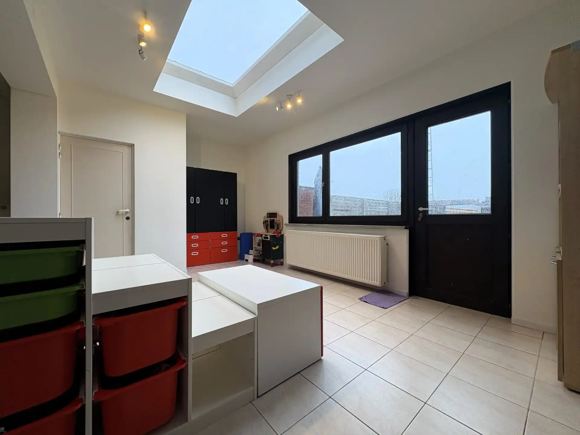 Gerenoveerde half open woning met garage foto 4