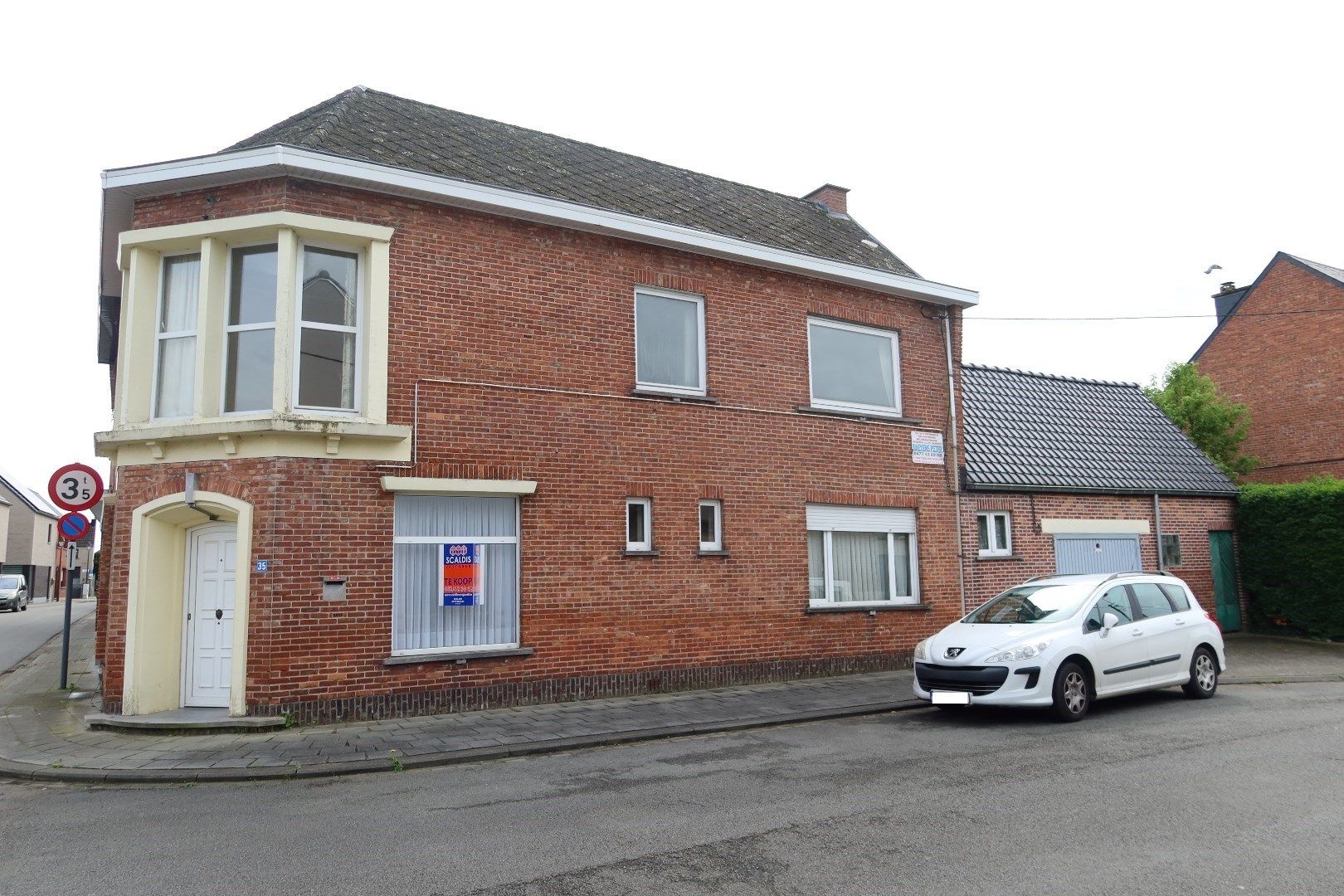 Renovatiewoning met 2 tot 3 slk, garage en koertje aan gunstige prijs foto {{pictureIndex}}