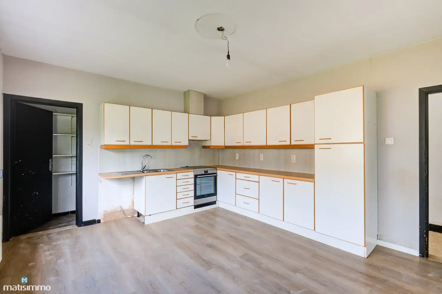 RUIME, GELIJKVLOERSE WONING (VOLLEDIG ONDERKELDERD), MET GARAGE EN TUIN NABIJ CENTRUM GENK foto 10