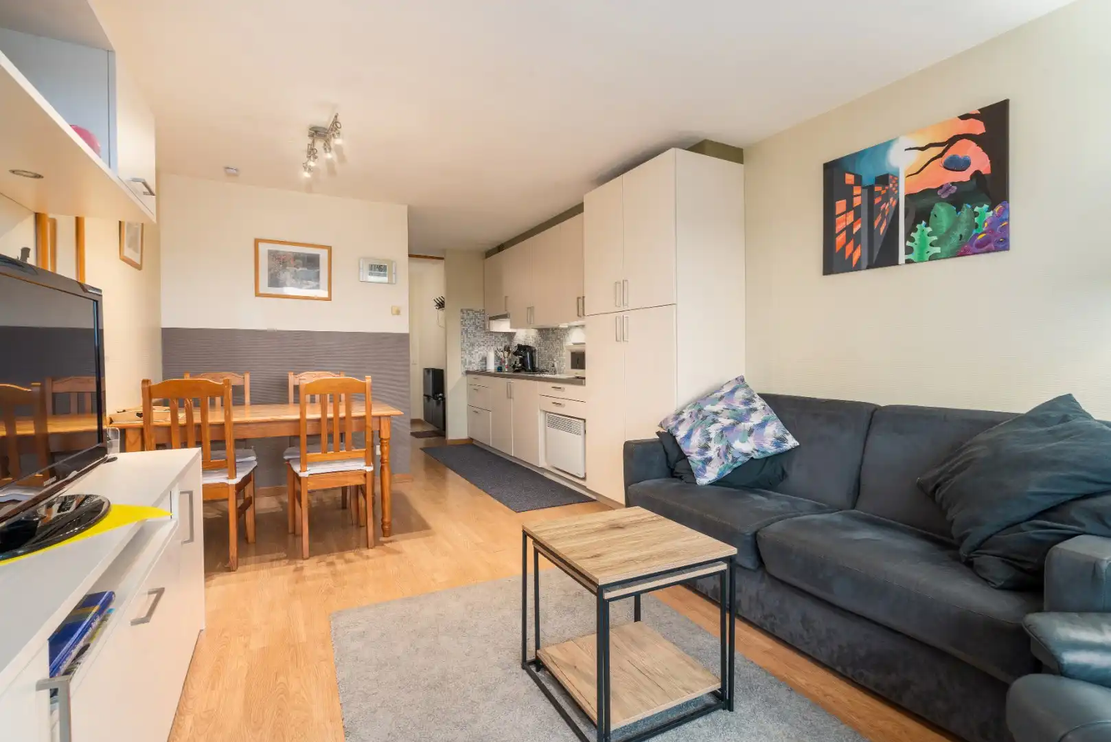 MODERN GEMEUBELDE STUDIO MET SLAAPHOEK TE KOOP  OP WANDELAFSTAND VAN ZEE foto 3